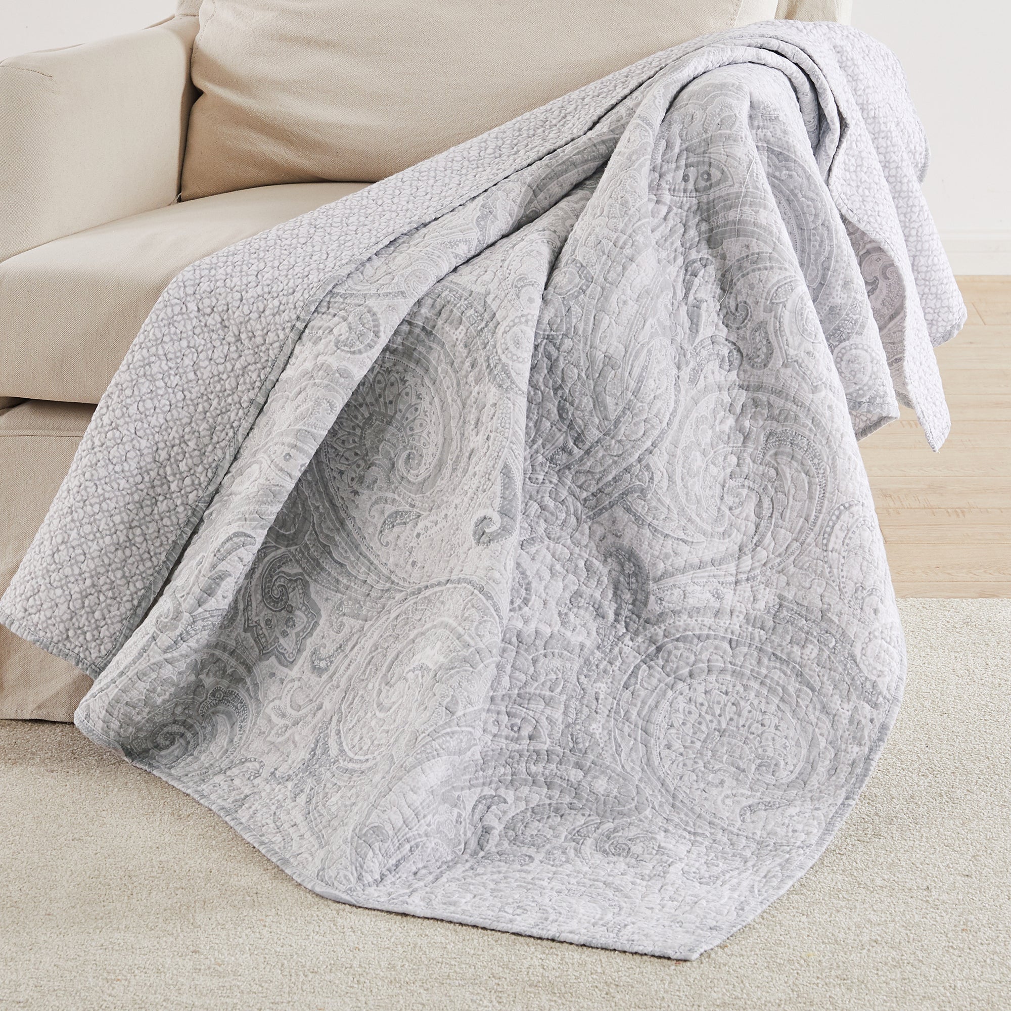Cozy Spruce Green Quilted Throw Blanket - Soft & Warm Reversible Bedspread for Couch, Sofa, and Bed - Perfect for Winter Nights, Home Decor, and Gift Giving