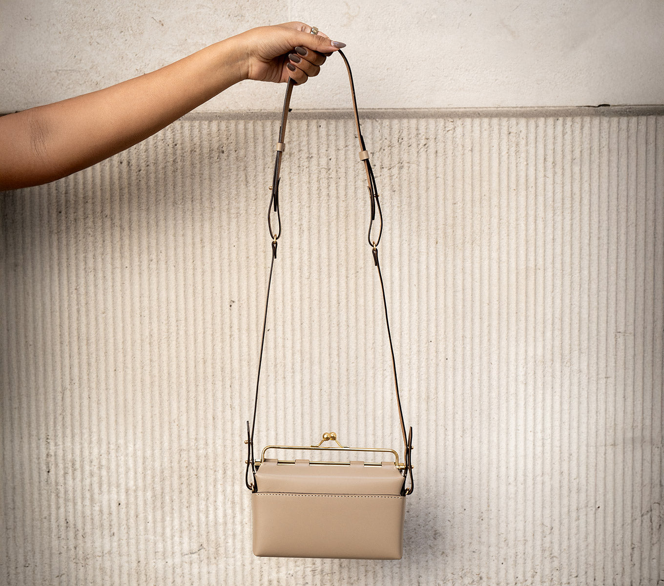 Stylish Kisslock Handbag for Women - Vintage Inspired Clutch Purse with Secure Lock Closure - Perfect for Evening Parties, Weddings & Special Occasions