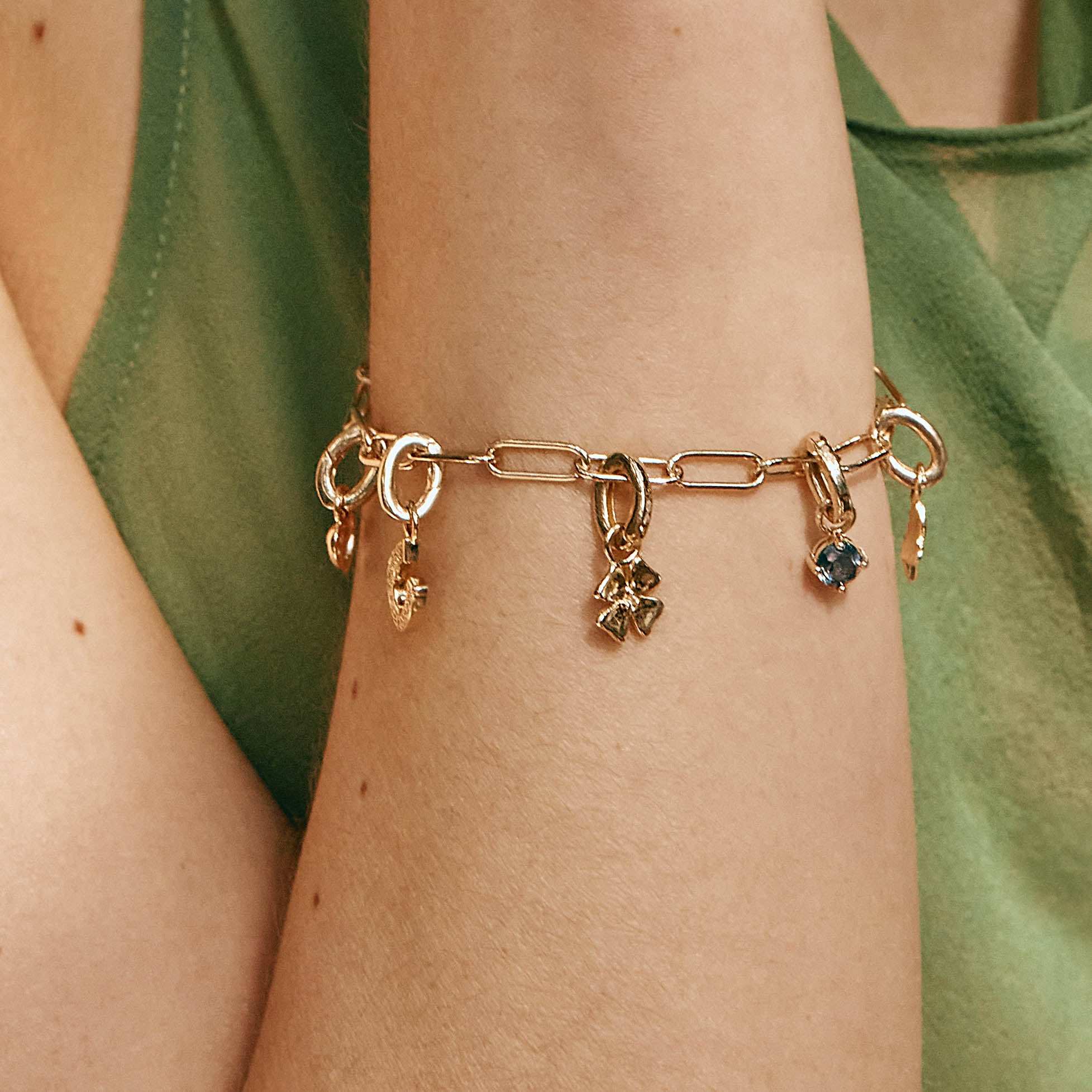 Charm Paperclip Chain Bracelet in Gold - Elegant Dainty Jewelry for Women, Trendy Layering Bracelet for Everyday Wear, Gift for Her, Perfect for Parties & Date Nights
