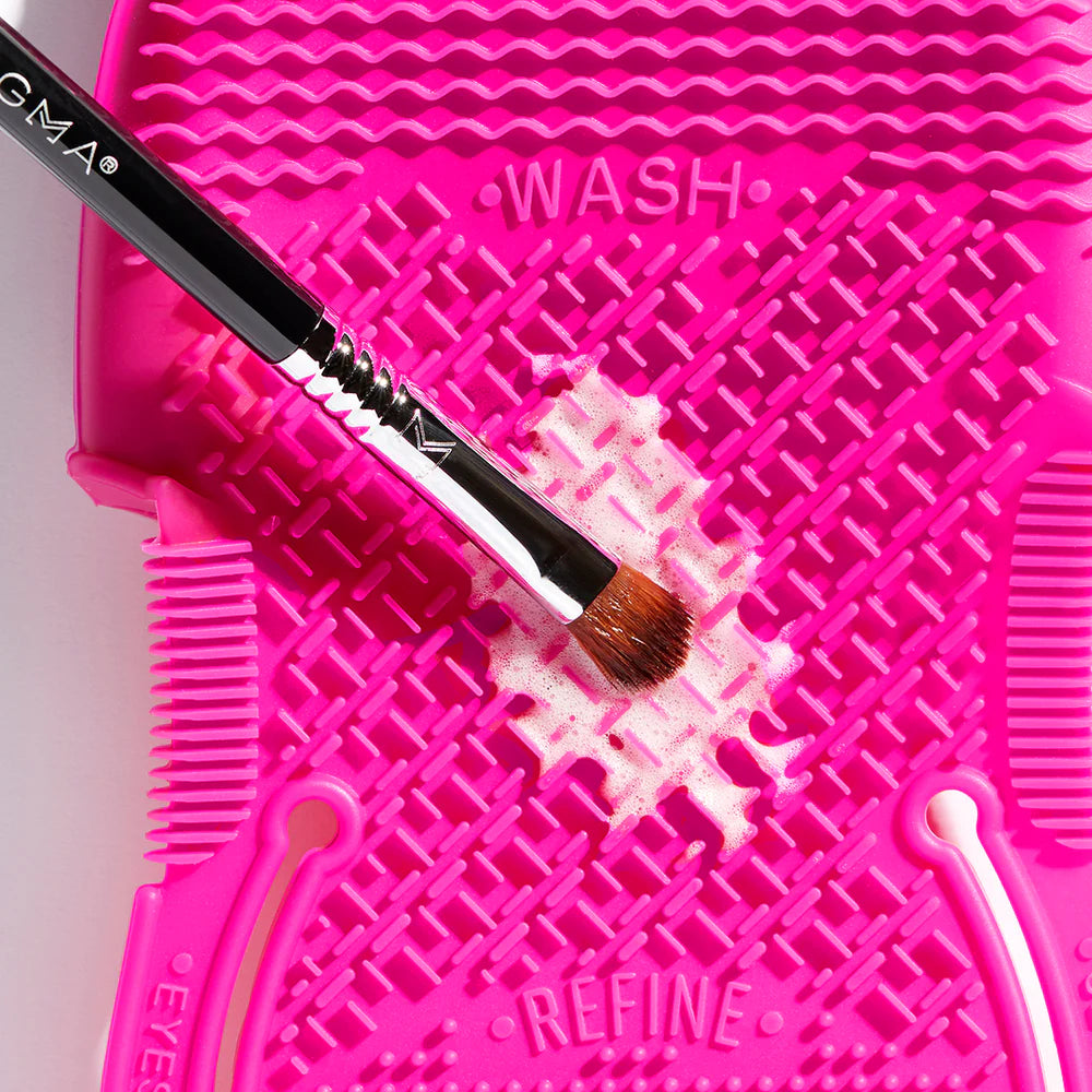 Sigma Beauty Sigma Spa® Express Brush Cleansing Glove - Quick & Easy Makeup Brush Cleaner for Professional & Home Use - Perfect for Daily Brush Cleaning & Makeup Artists Kit