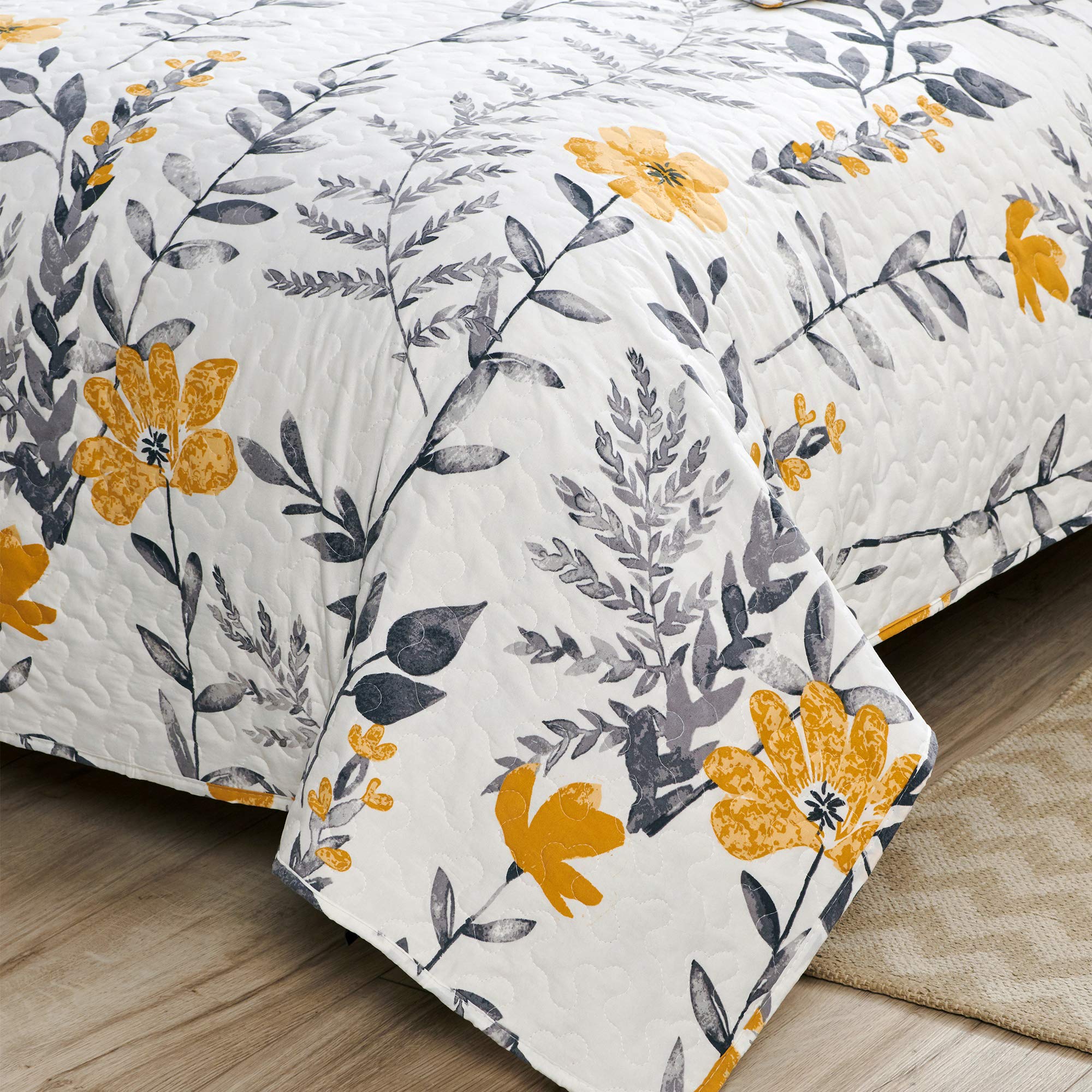 King Size Floral Quilt Set - Lightweight Reversible Bedspread Coverlet with 2 Pillow Shams | Spring Leaves Yellow Flower Design for Bedroom Decor | Perfect for Master Bedroom, Guest Room & Cozy Garden-Themed Spaces