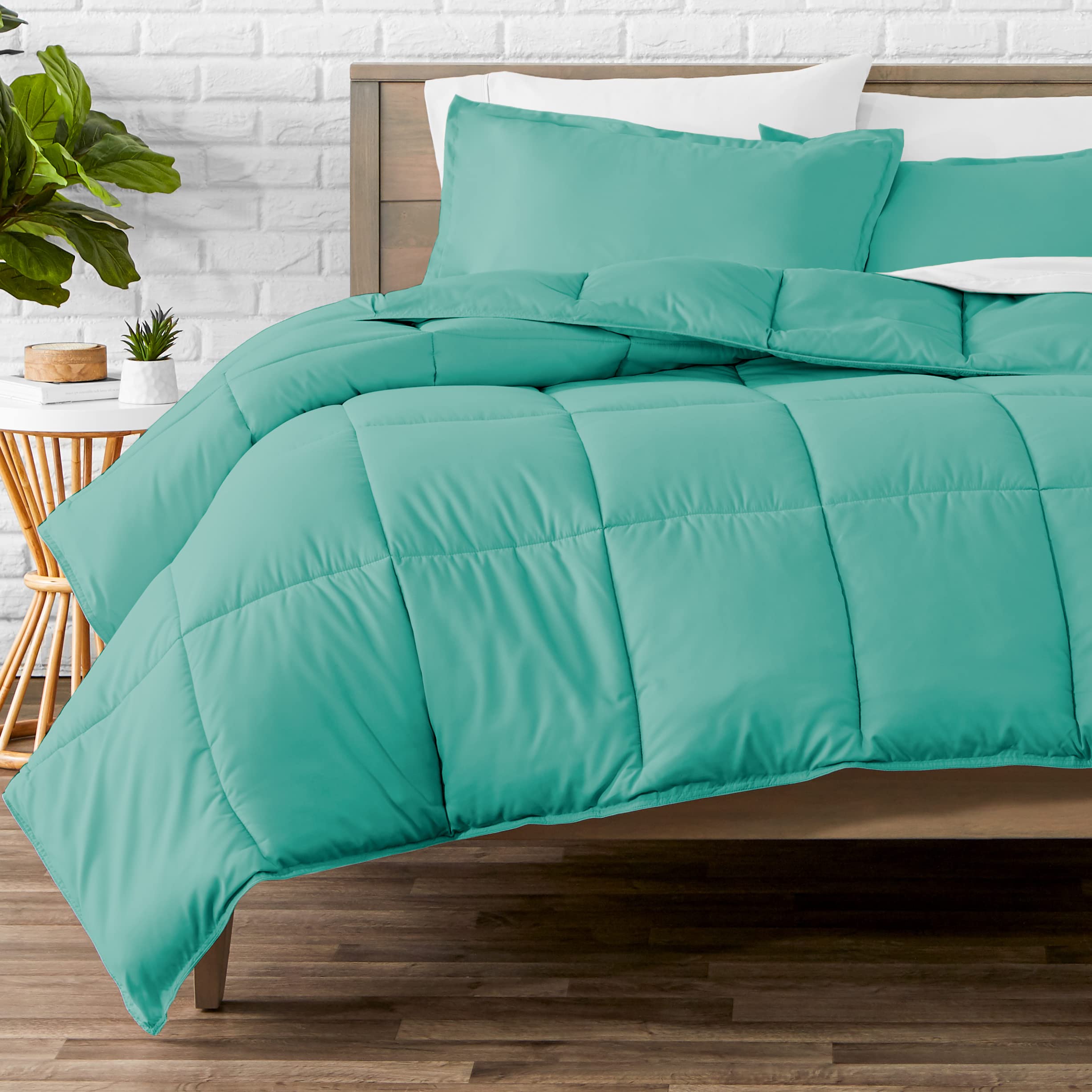Lightweight Solid Comforter Set (Twin XL) with 2 Pillow Cases - 3-Piece Down Alternative Comforter in Turquoise | Soft & Breathable Bedding for Dorm, Guest Room & Apartment