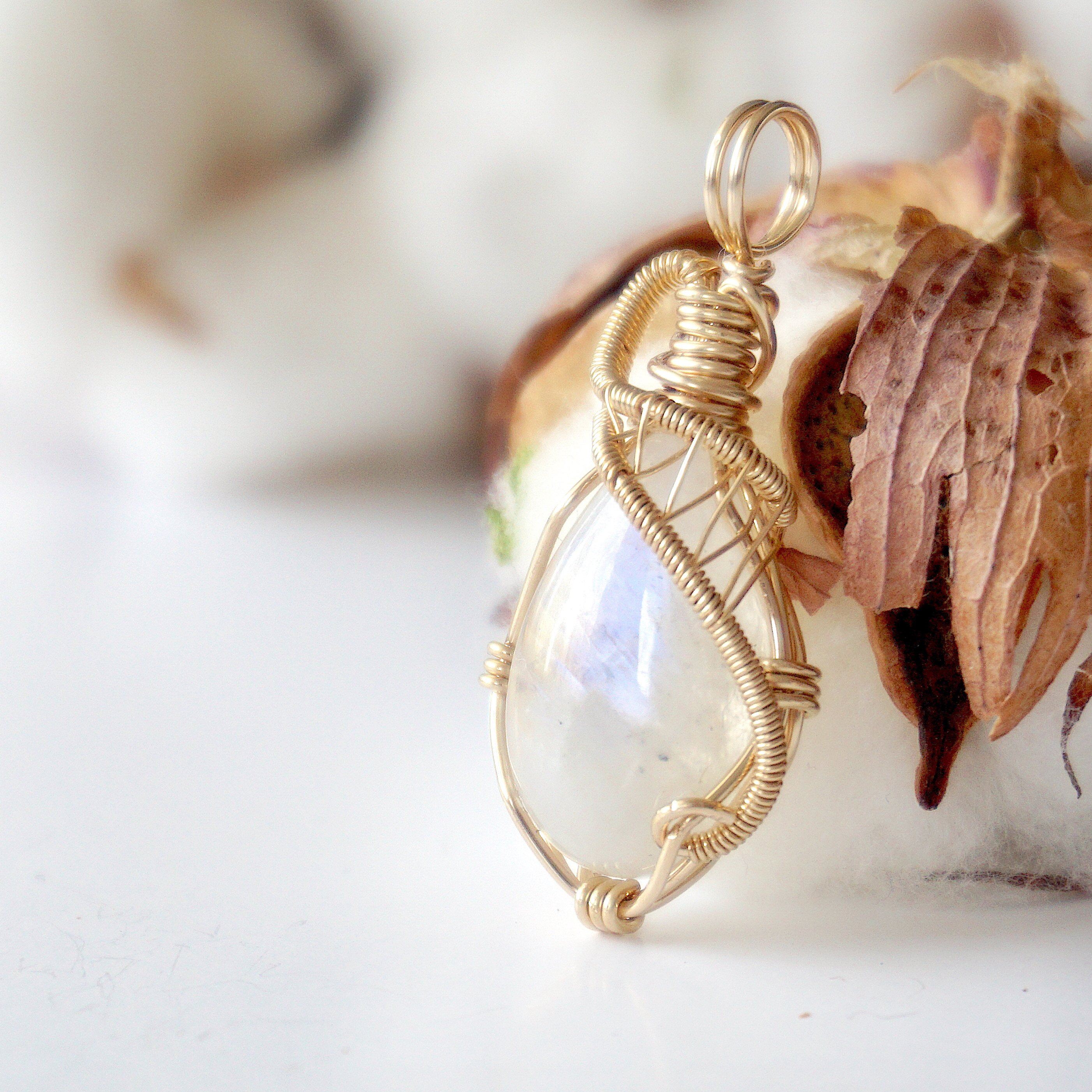 Rainbow Moonstone Necklace 14k Gold Filled - Elegant Healing Crystal Jewelry for Women, Perfect for Spiritual Healing, Meditation & Everyday Wear