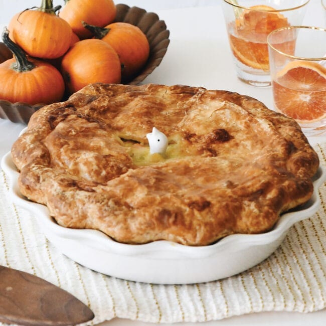 Le Creuset Heritage Pie Dish - 2.5 Quart Enameled Cast Iron Baking Dish for Pies, Quiches & Casseroles - Oven Safe to 500°F - Perfect for Holiday Baking & Family Gatherings