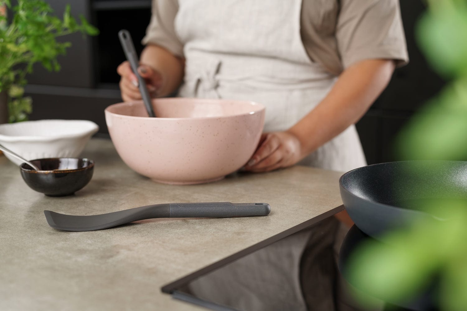 Zyliss Easy Lift Turner - Best Spatula for Non-Stick Pans, Ergonomic Handle, Dishwasher Safe - Perfect for Flipping Pancakes, Burgers & Eggs in the Kitchen