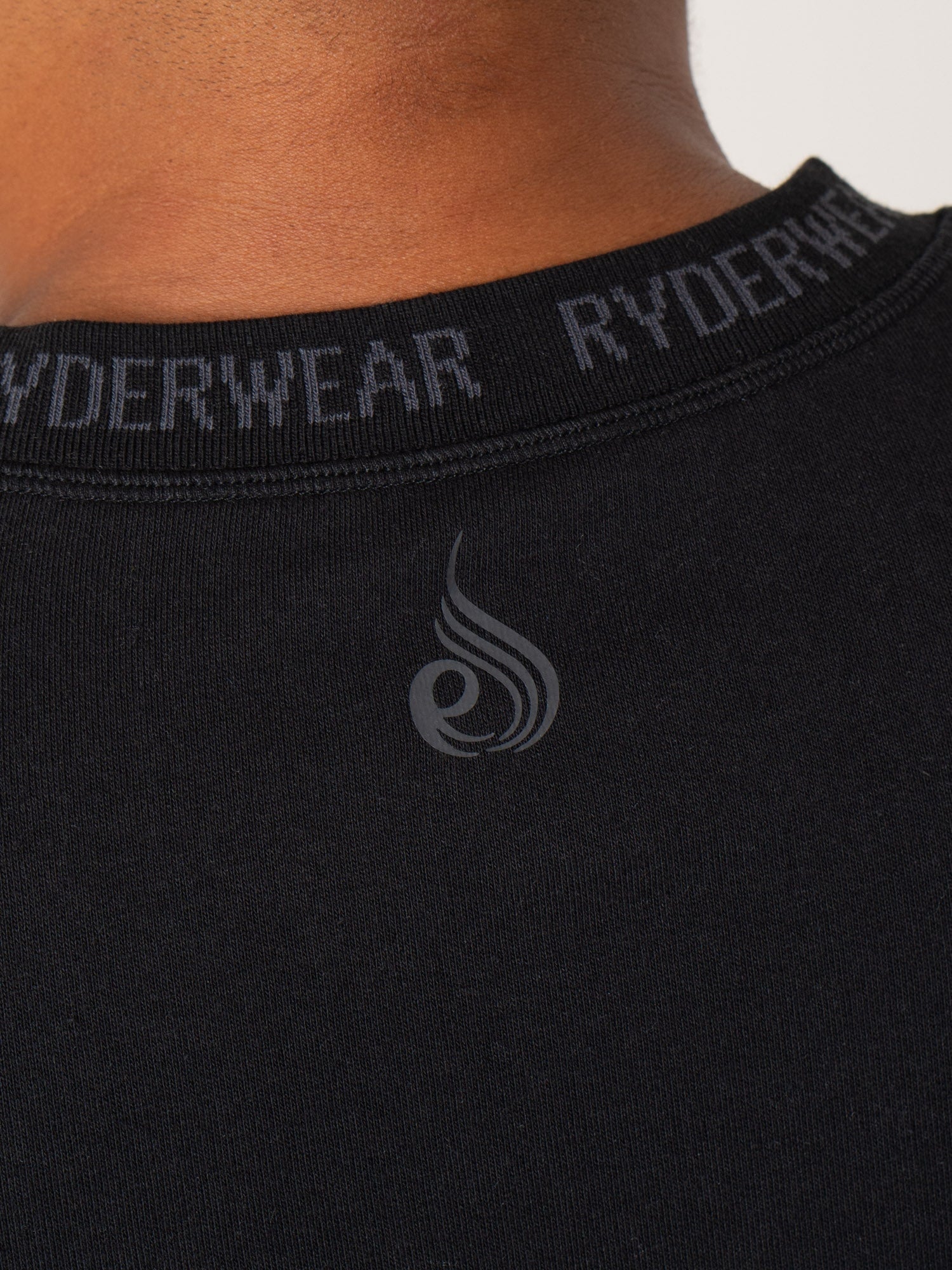Premium Men's Fleece T-Shirt - Soft & Comfortable Black Crewneck Tee for Casual Wear, Outdoor Activities & Layering