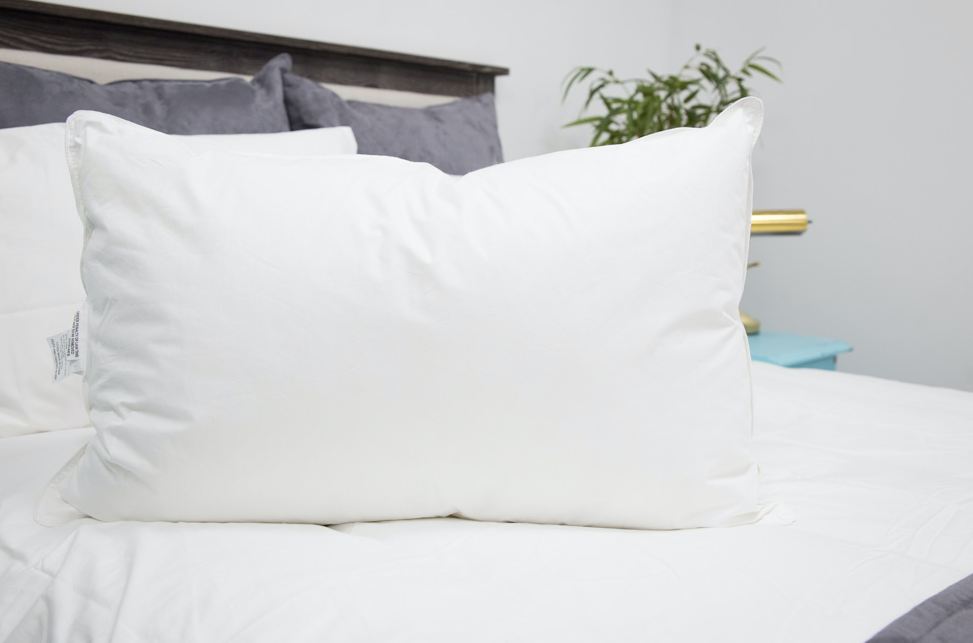 Holiday Inn® Soft Support Polyester Pillow - Hotel Quality Comfort for Home, Travel & Guest Rooms - Breathable & Hypoallergenic Bed Pillow for Side, Back & Stomach Sleepers
