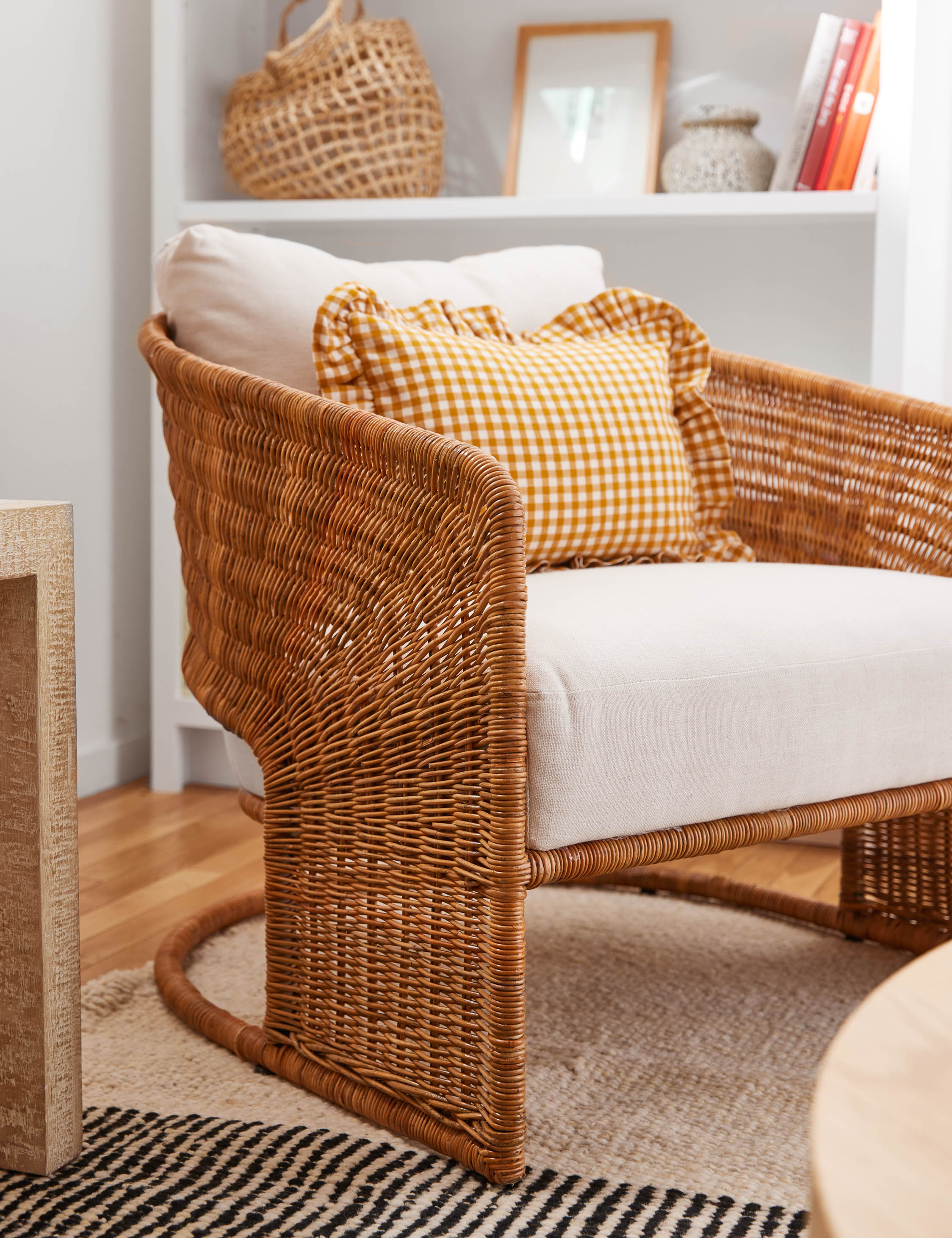 Amado Accent Chair - Modern Mid-Century Lounge Chair with Wooden Legs for Living Room, Bedroom & Office - Comfortable Upholstered Armchair in Beige Fabric