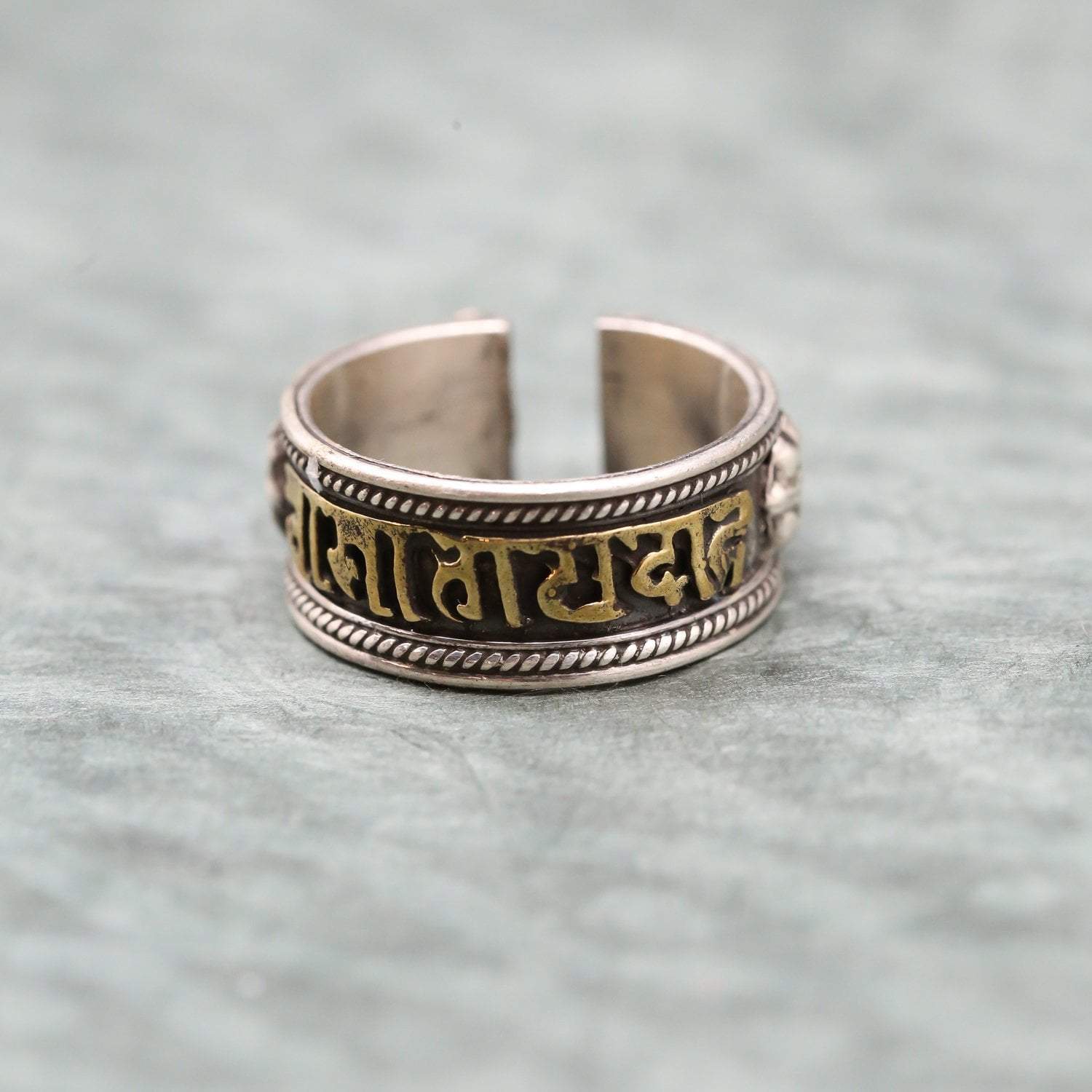 Adjustable Om Mani Ring - Tibetan Buddhist Meditation Mala Beads for Yoga, Mindfulness & Spiritual Healing - Perfect for Prayer, Chanting & Stress Relief