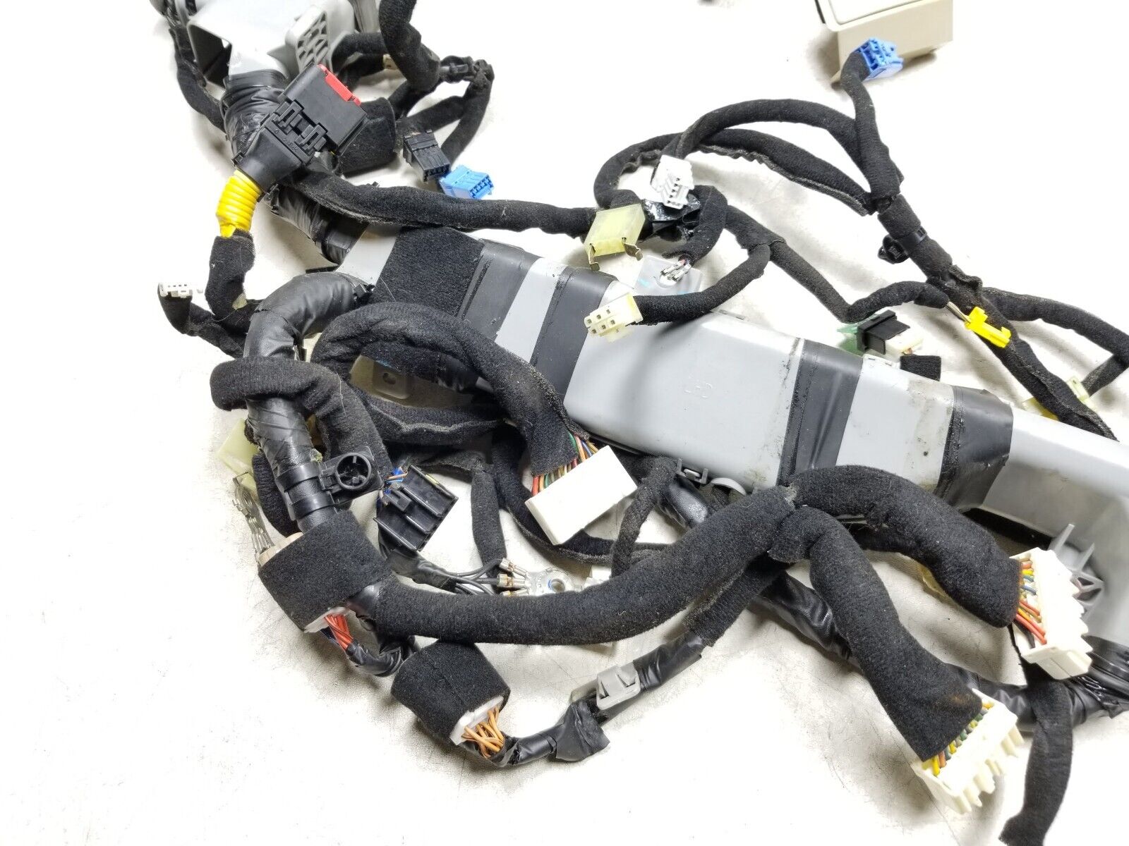 10 Hyundai Azera Dash Wire Harness OEM - Replacement for 2006-2010 Models - Perfect for Car Electrical Repairs & Upgrades