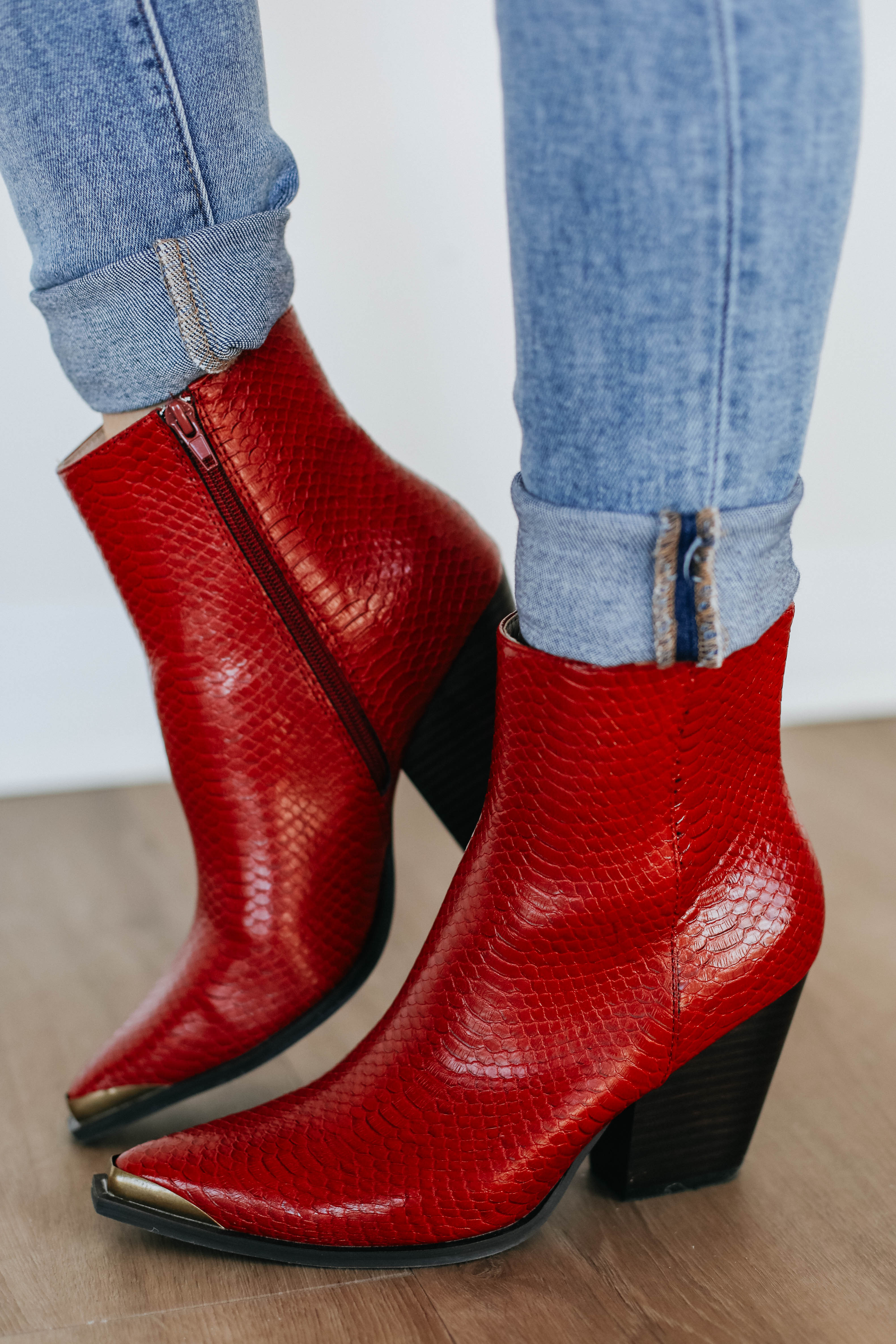 Captivating Women's Fashion Boots - Stylish & Comfortable for Fall/Winter Outfits, Parties & Everyday Wear