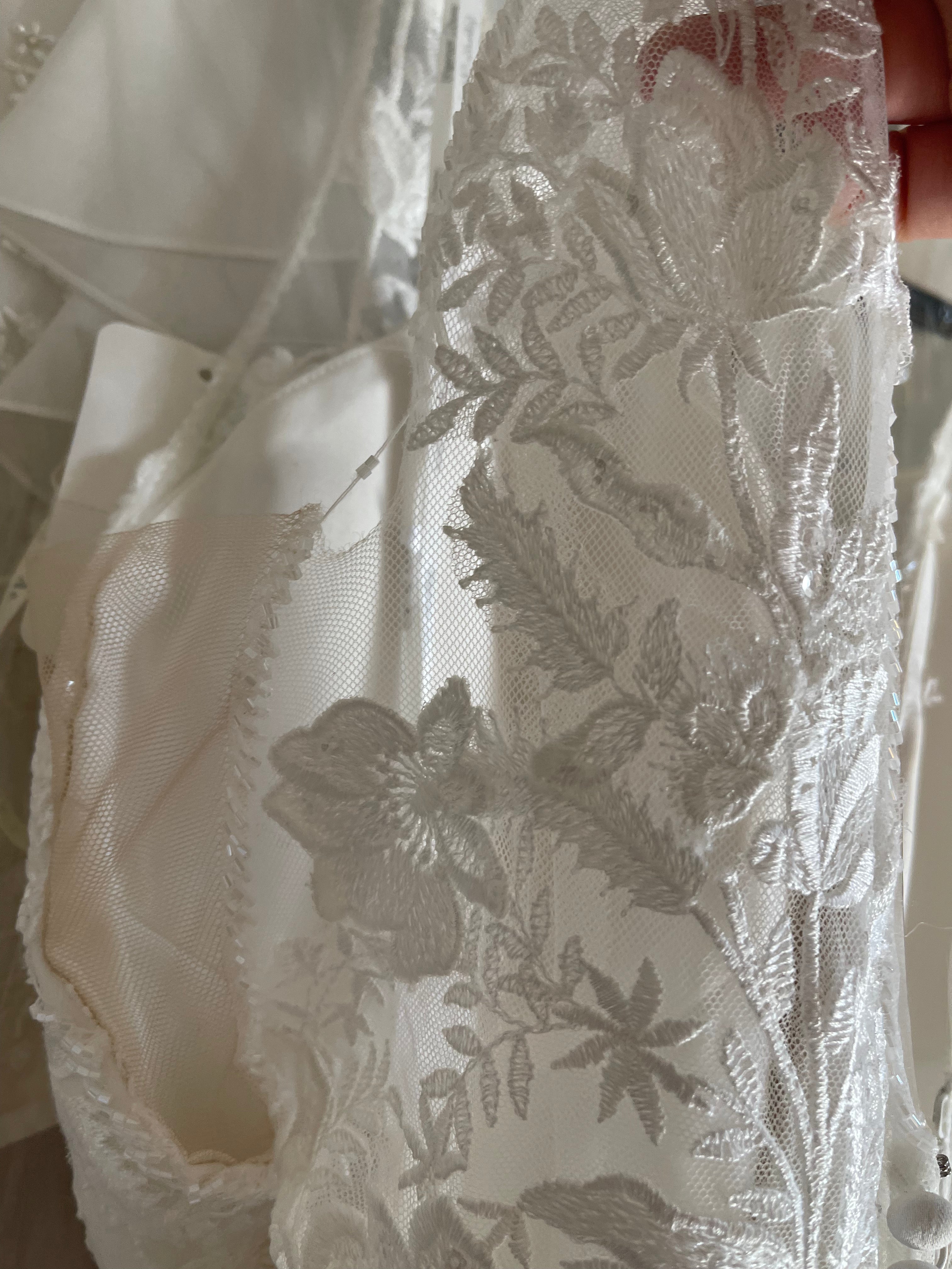Stella York 7078 Sample Wedding Dress - Elegant A-Line Gown for Brides, Perfect for Church, Beach, and Outdoor Ceremonies