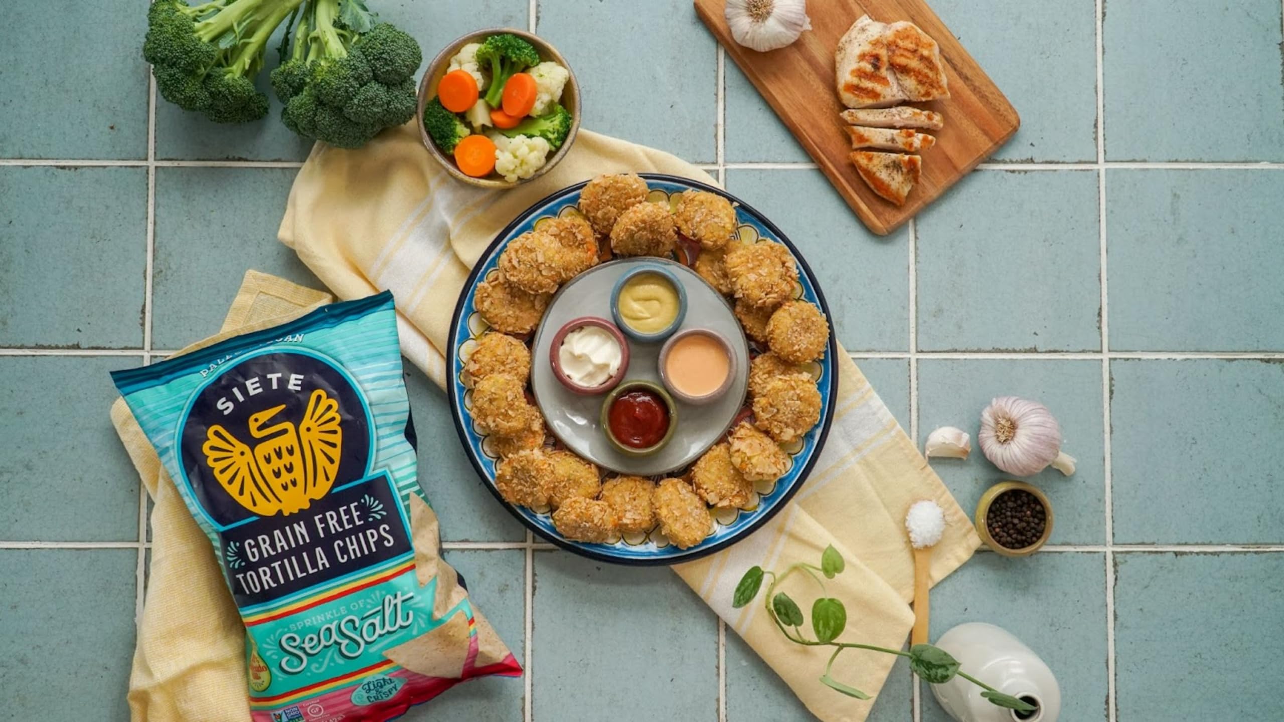 Siete Grain Free Tortilla Chips - Gluten Free, Paleo & Vegan Snacks - Non GMO, Sea Salt - 5oz (Pack of 12) - Perfect for Keto Diet, Healthy Snacking & Party Platters