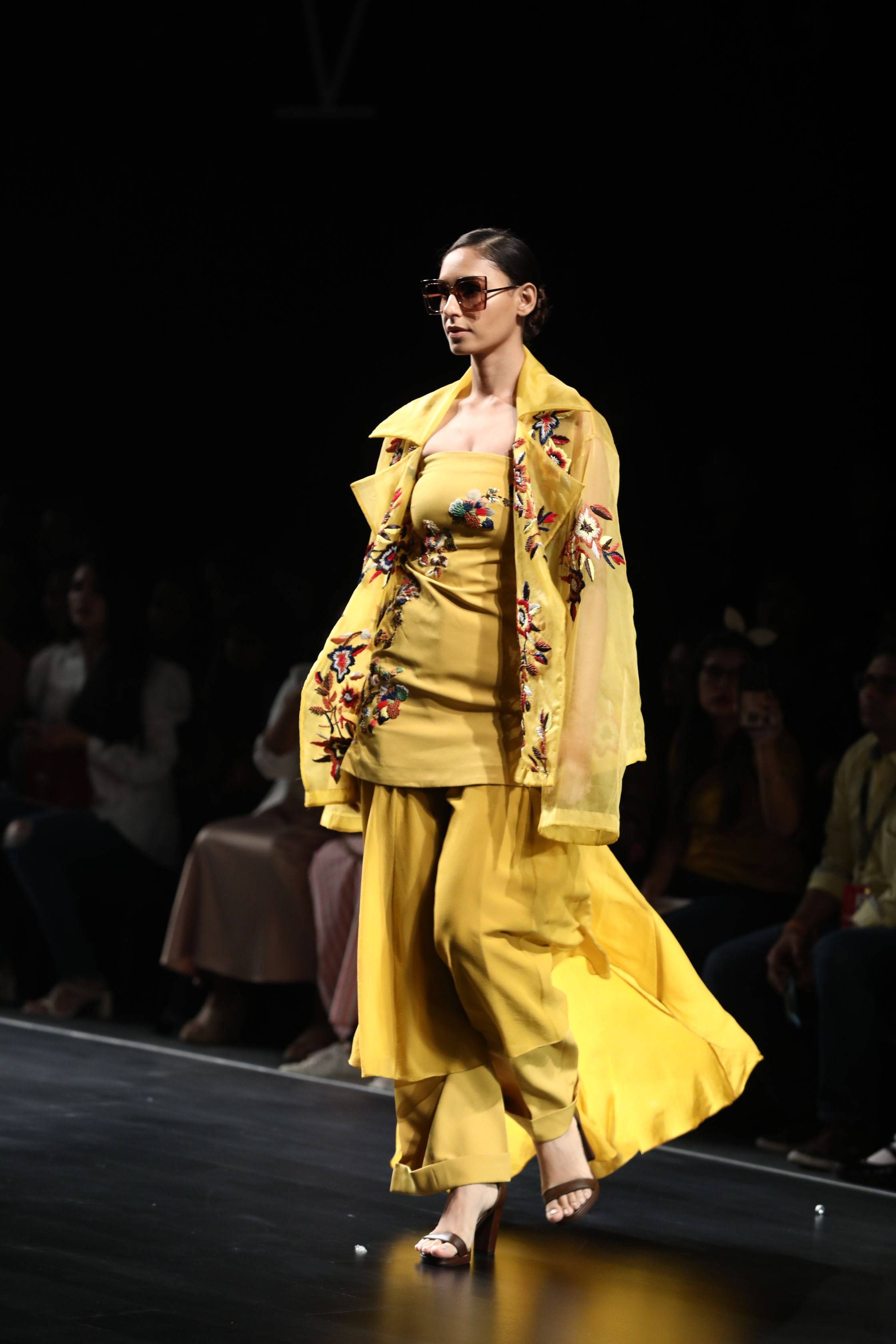 Elegant Yellow Short Tube Dress with Raffia Handwork - Perfect for Summer Beach Parties and Casual Outings