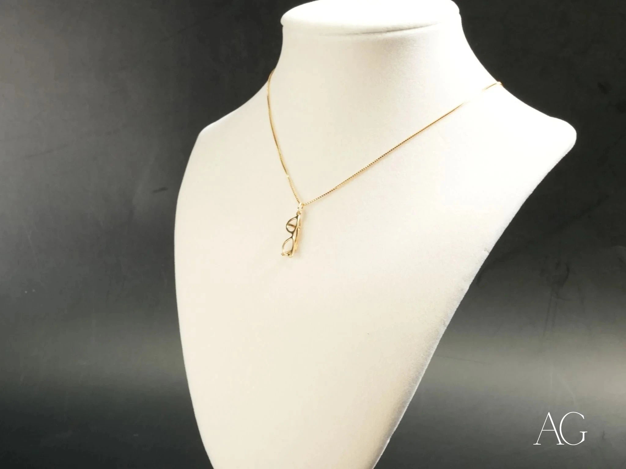 Golden Vision Glasses Pendant Necklace - Elegant Eyeglass Chain for Women & Men - Perfect for Reading, Fashion Accessories, and Everyday Use