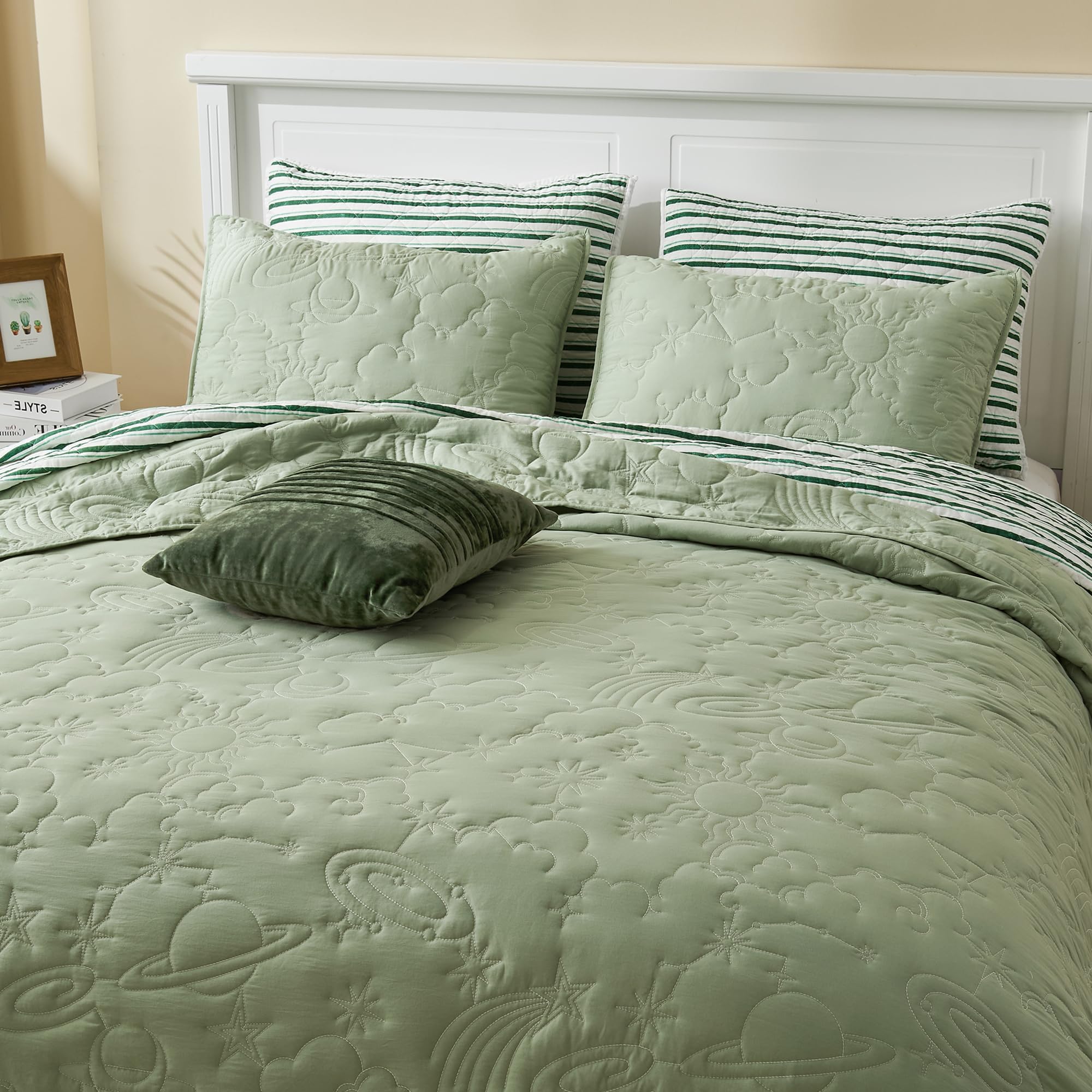 SHALALA NEW YORK Sage Green Quilt Bedding Set Queen Size - Lightweight Summer Quilt with Reversible Celestial Stitching & Pillow Shams | All-Season Bedspread Coverlet for Master Bedroom, Guest Room & Dorm Decor