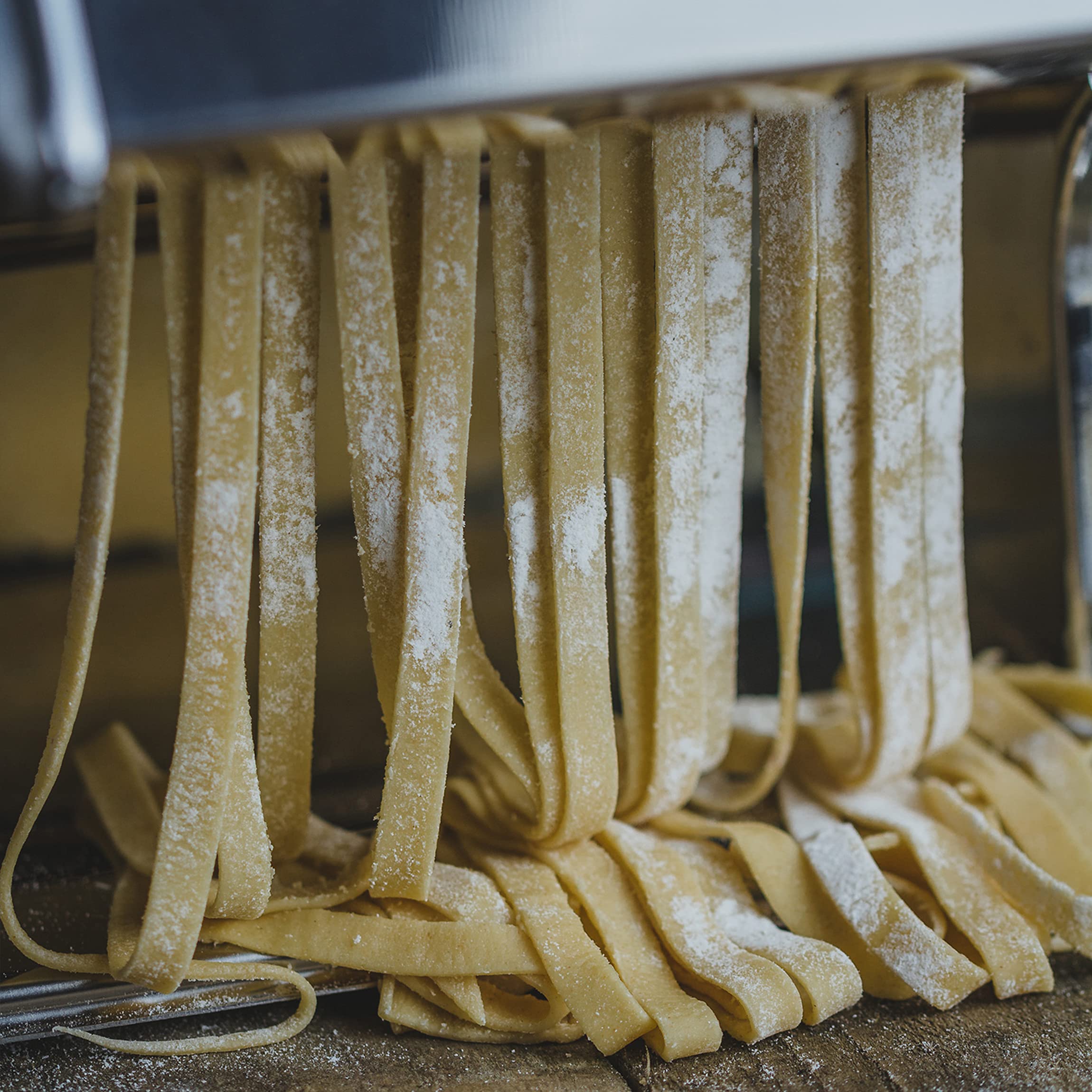 Premium 260mm Pasta Maker Machine - Italian Style Manual Pasta Roller & Cutter for Homemade Noodles, Lasagna & Ravioli - Perfect for Italian Cuisine, Family Cooking & Restaurant Use