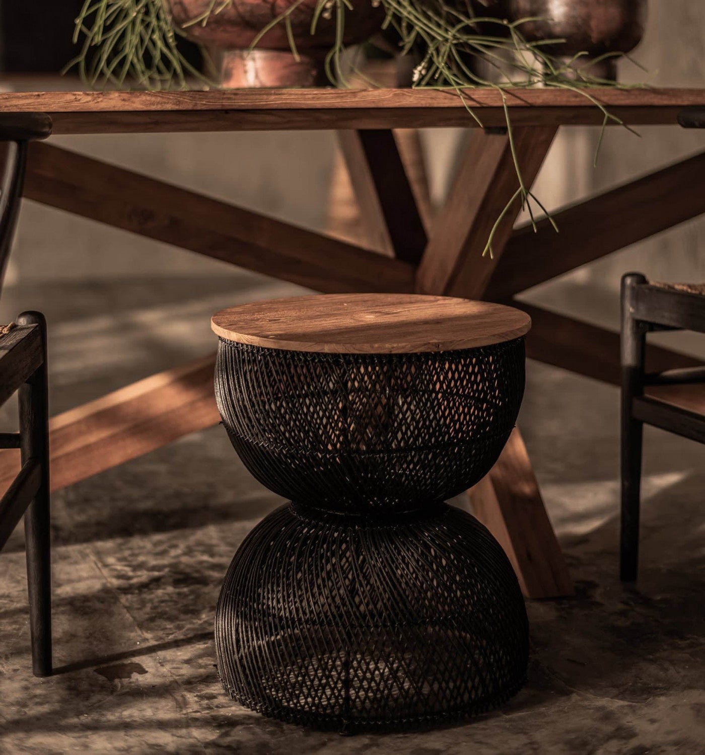 Modern Bayan Wave Side Table - Sleek Black Accent Table for Living Room, Bedroom, or Office - Perfect Nightstand, End Table, or Decorative Furniture Piece