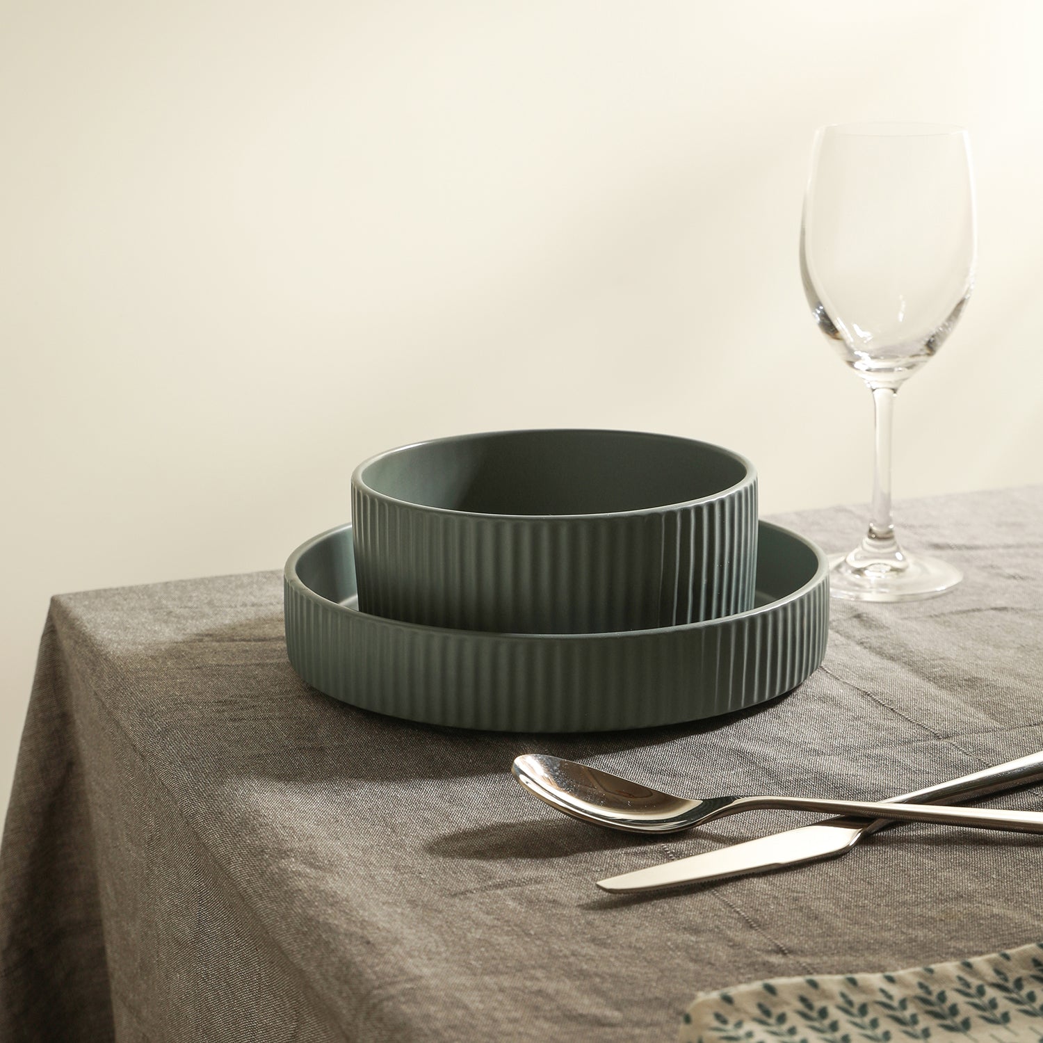 Premium Lusso Stoneware Dinnerware Set - 16-Piece Elegant Porcelain Plates, Bowls & Mugs - Durable Chip-Resistant Dish Set for Everyday Use & Formal Dining