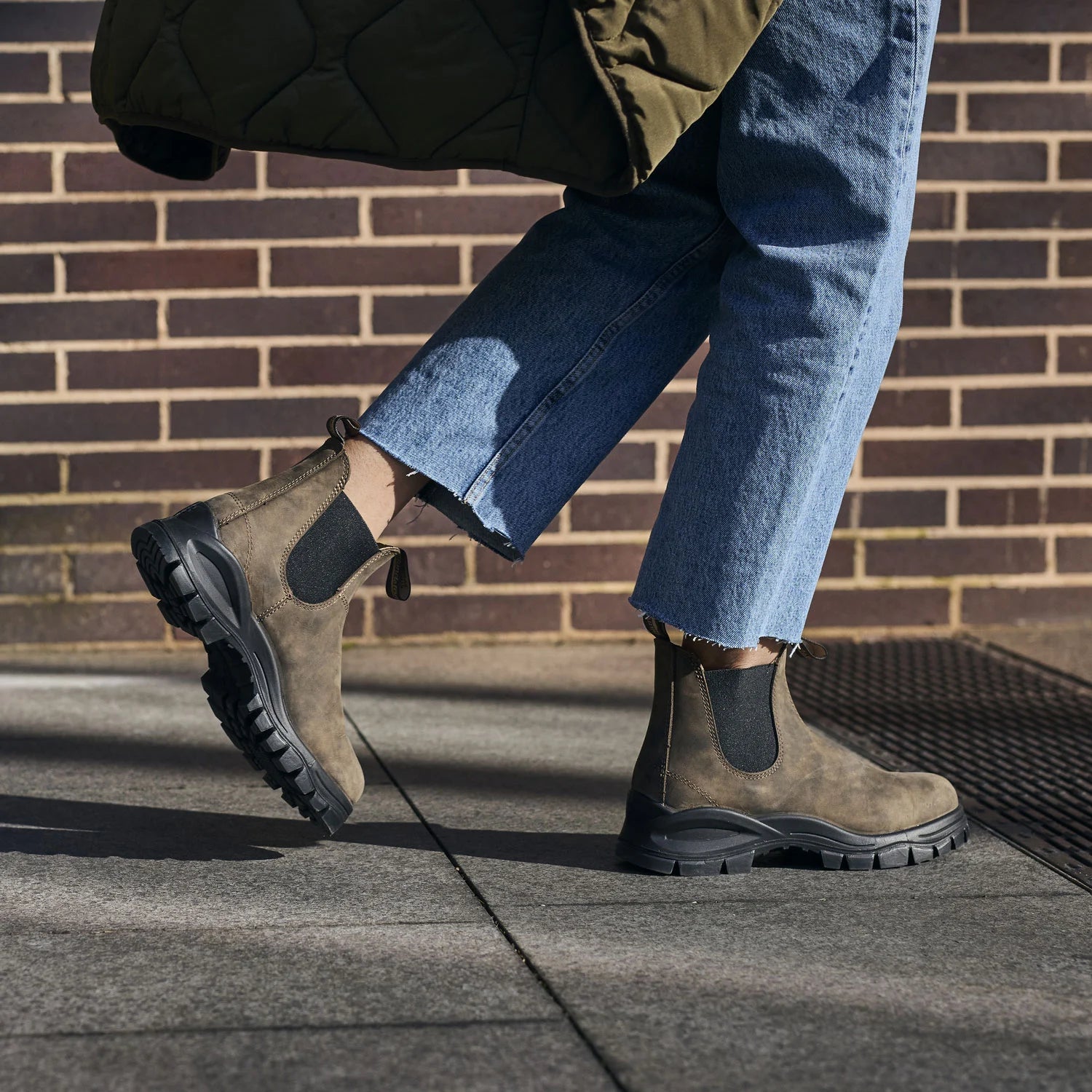 Blundstone 2239 Rustic Brown Leather Chelsea Boots with Lug Sole - Comfortable & Durable for Outdoor Work, Hiking & Casual Wear