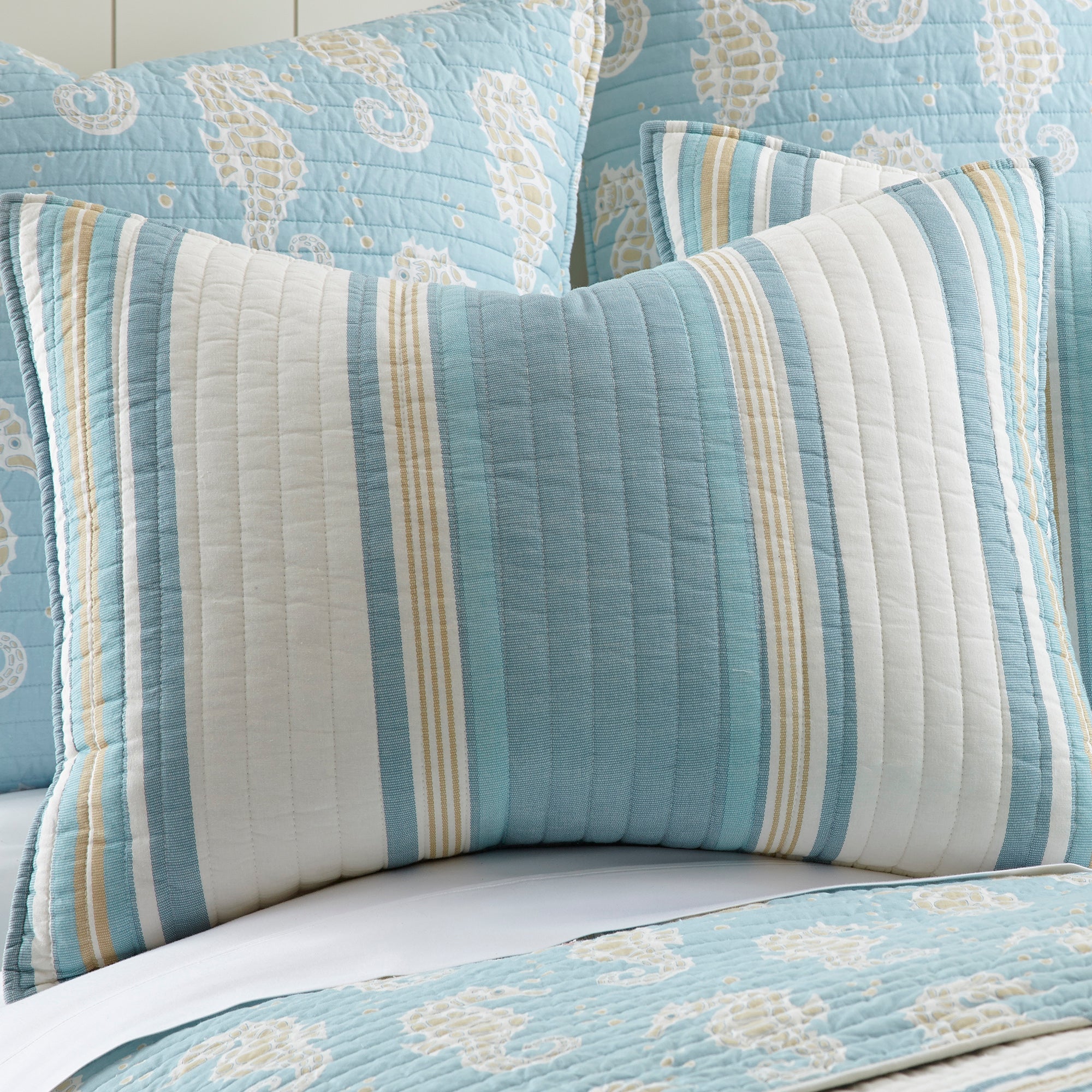 Premium Blue Maui Quilt Set - King Size Hawaiian Tropical Bedding with Matching Pillowcases | Soft Breathable Cotton for Bedroom, Guest Room & Vacation Home Decor