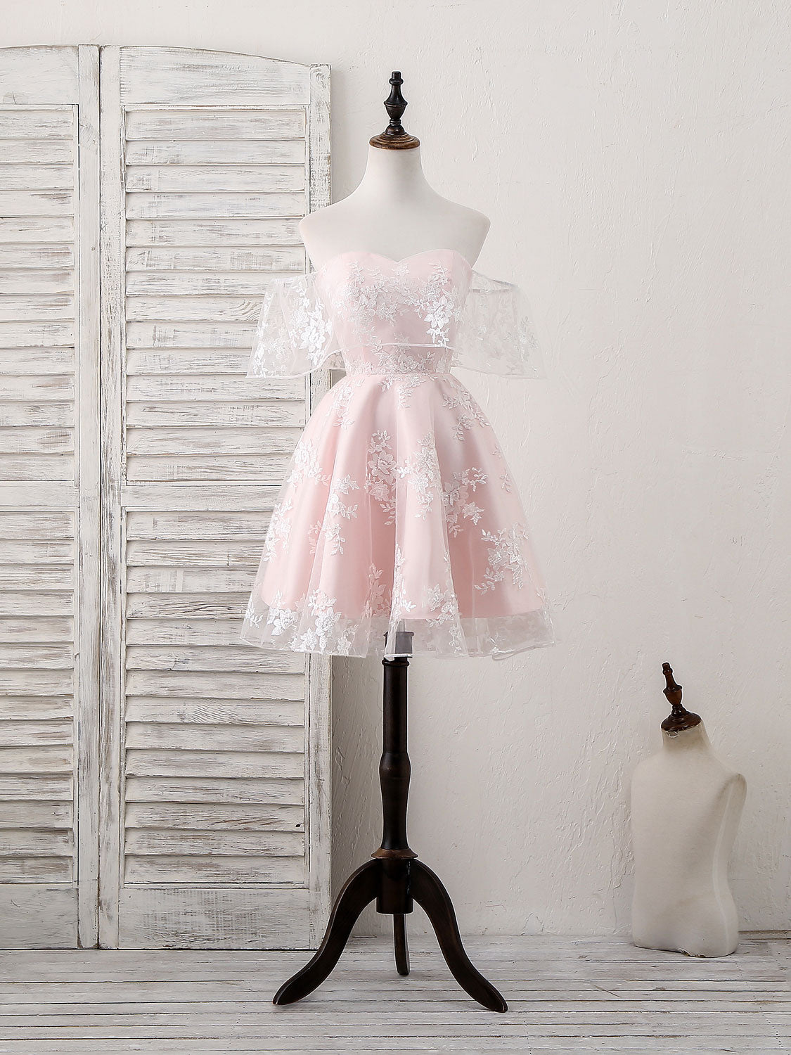 Elegant Pink Tulle Sweetheart Lace Short Prom Dress for Homecoming, Party, and Special Occasions | Flirty A-Line Mini Dress for Teens and Juniors