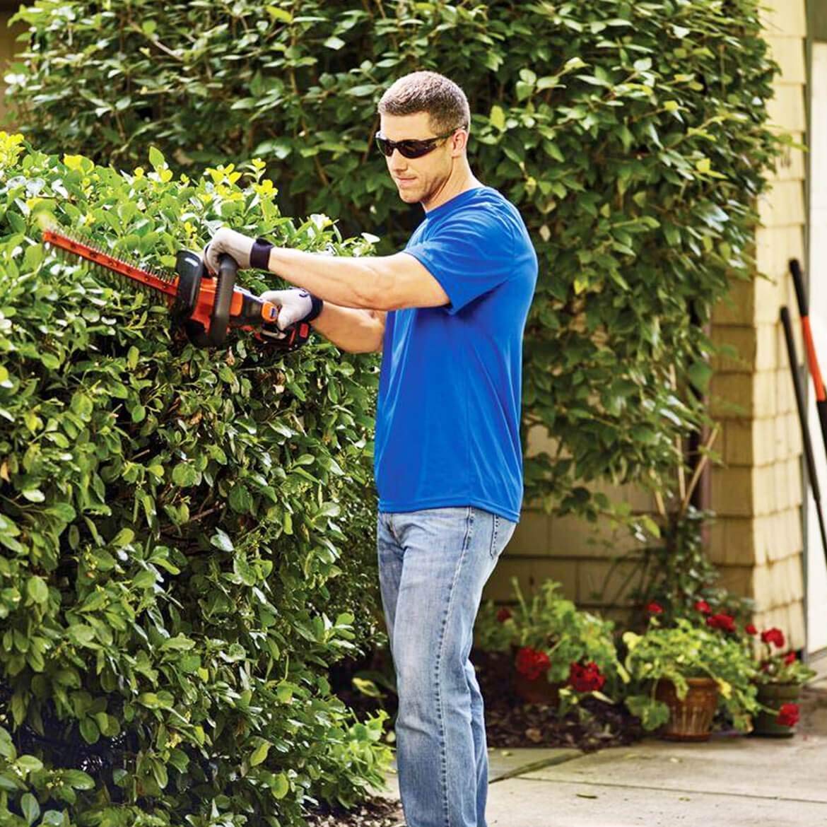 BLACK+DECKER 40V MAX Cordless Hedge Trimmer, 24-Inch Brush Trimmer with Battery & Charger (LHT341FF) - Perfect for Lawn Care, Garden Maintenance, and Landscaping