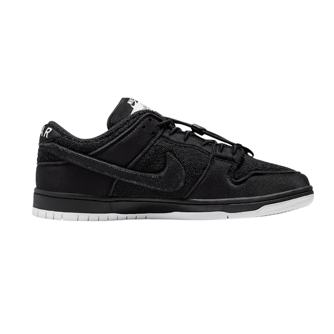 Nike SB Dunk Low Pro QS Gnarhunters Black White Skateboarding Shoes - Perfect for Streetwear & Skateboarding Enthusiasts