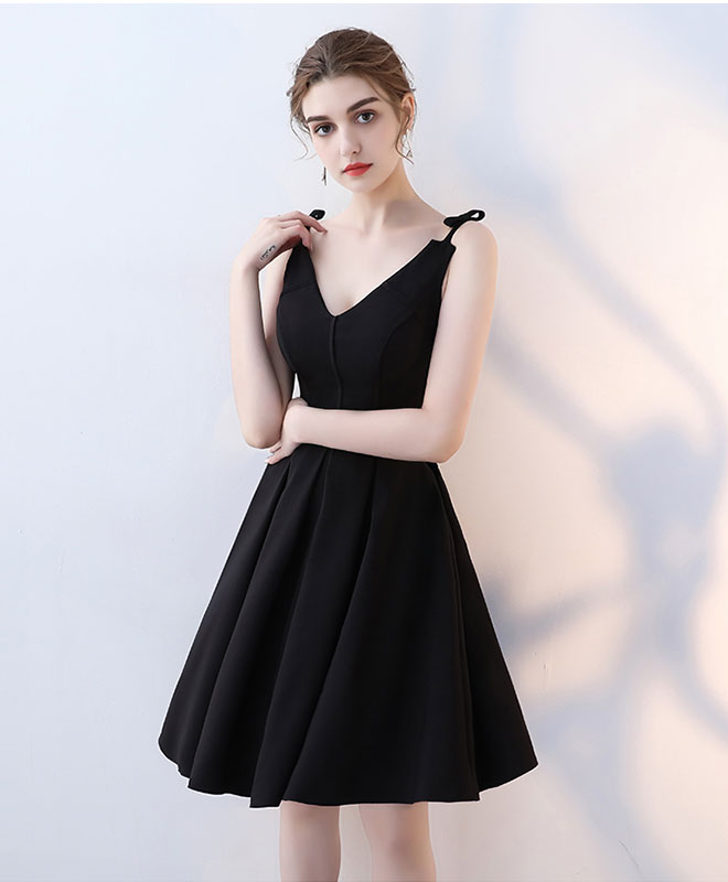 Elegant Black V-Neck Short Prom Dress for Homecoming, Party, and Special Occasions - Perfect for Dances, Graduation, and Formal Events