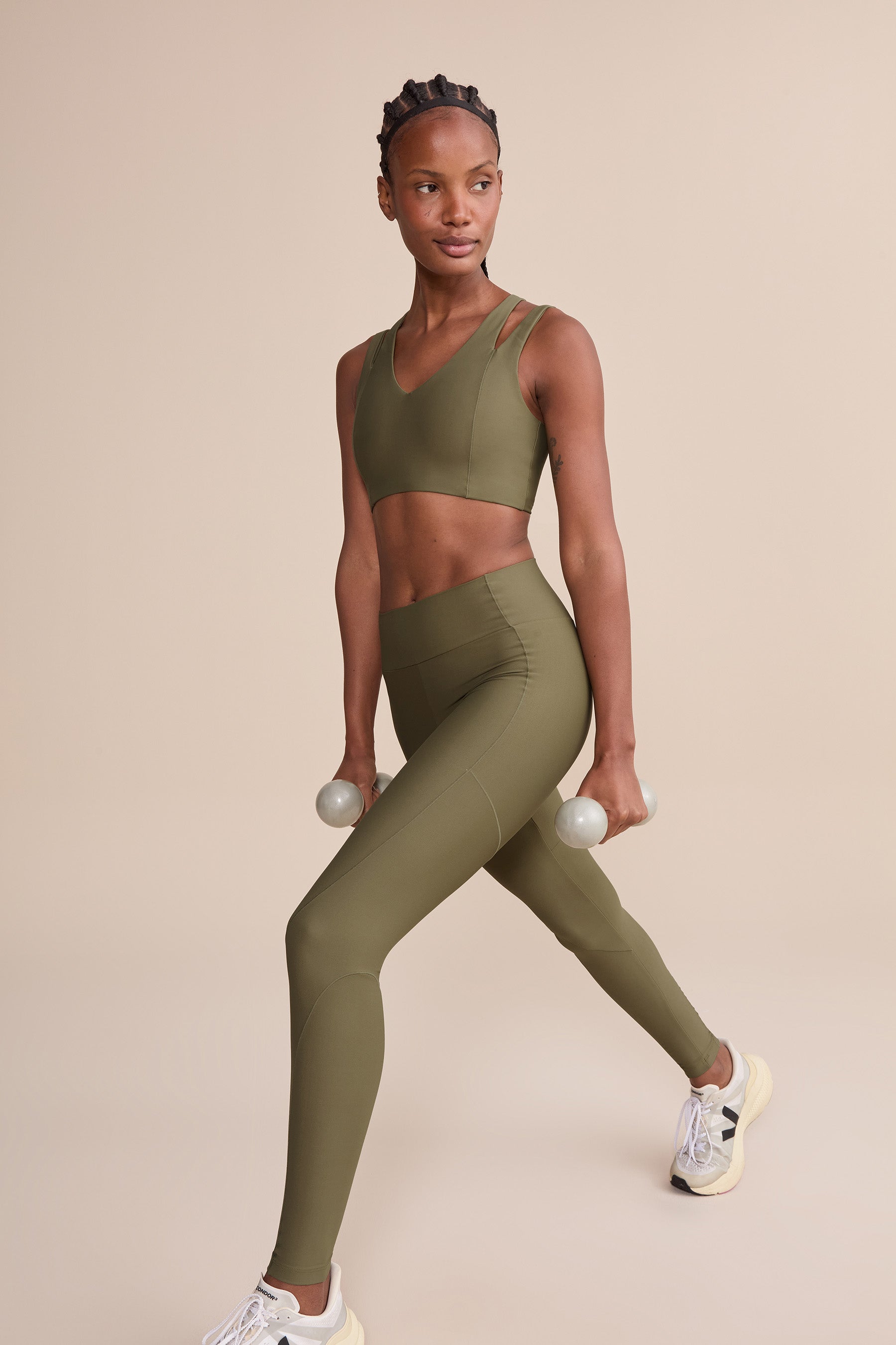 High-Waisted Cut Out Clash Sports Bra for Women - Breathable Workout Top for Running, Yoga & Gym - Trendy Fitness Apparel