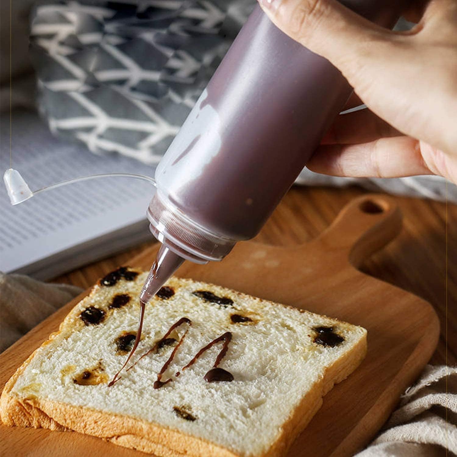 Food Grade BPA-Free Non-Toxic Plastic Squeeze Bottle for Ketchup, Icing, Cream, Chutney & Sauces - 500ml | Perfect for Kitchen, BBQ, Picnics & Restaurants