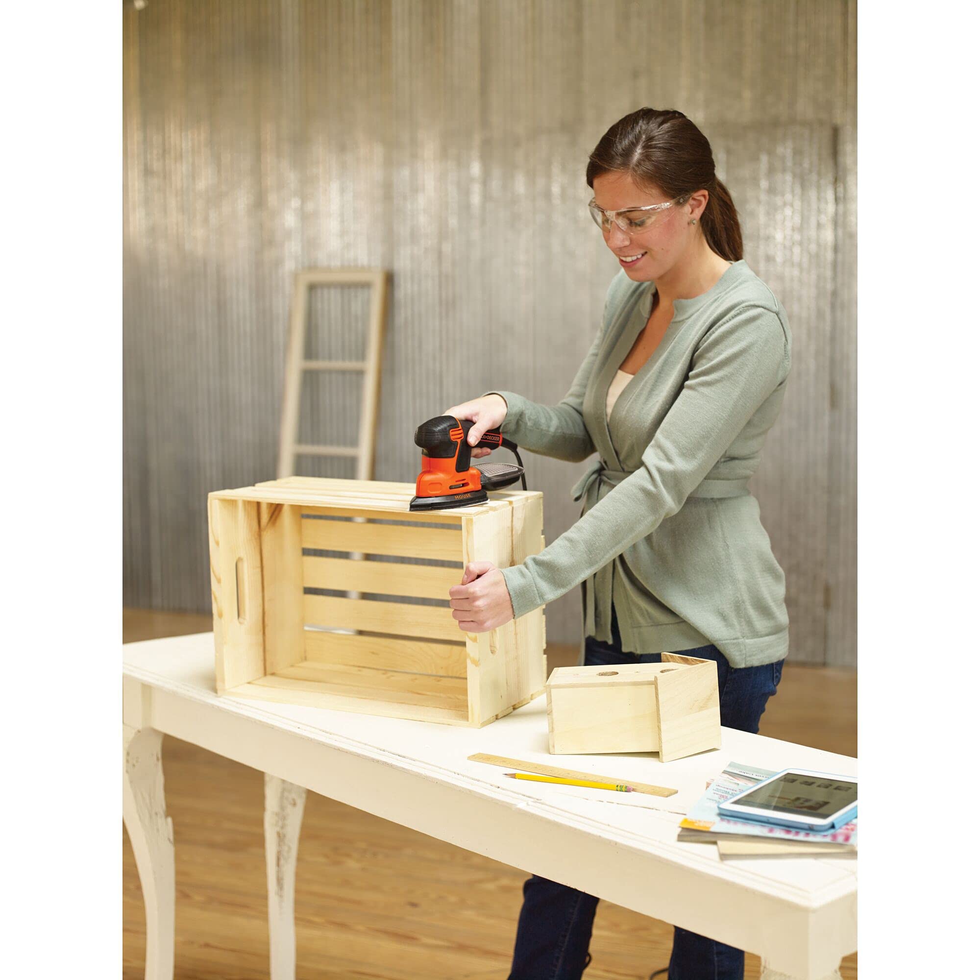 Black + Decker KA2500K-GB Compact Mouse Sander - Lightweight Electric Hand Sander for Woodworking, DIY Projects & Home Renovation - Perfect for Sanding Furniture, Floors & Small Surfaces