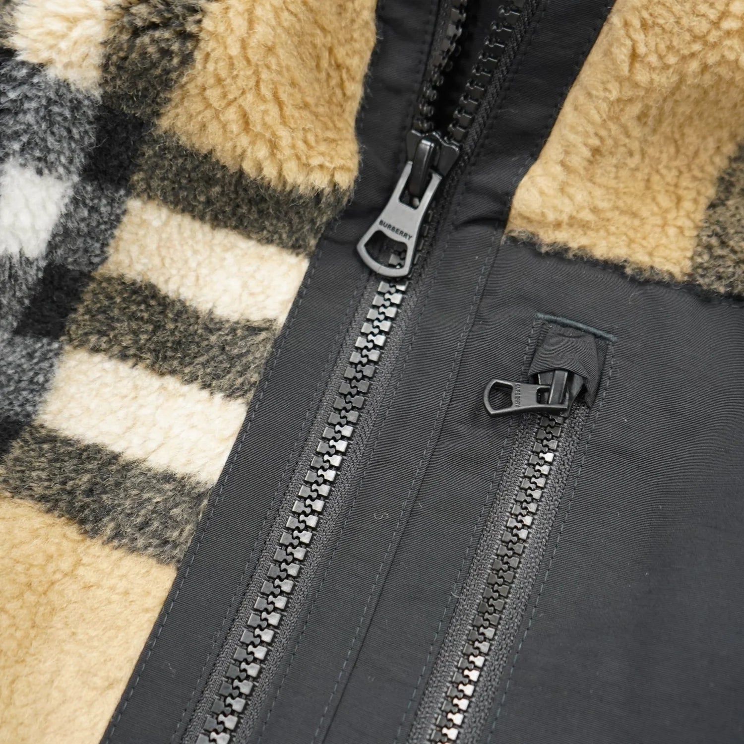 Burberry Full Check Fleece Jacket for Men & Women | Classic Plaid Pattern | Warm Winter Coat for Outdoor Activities & Casual Wear