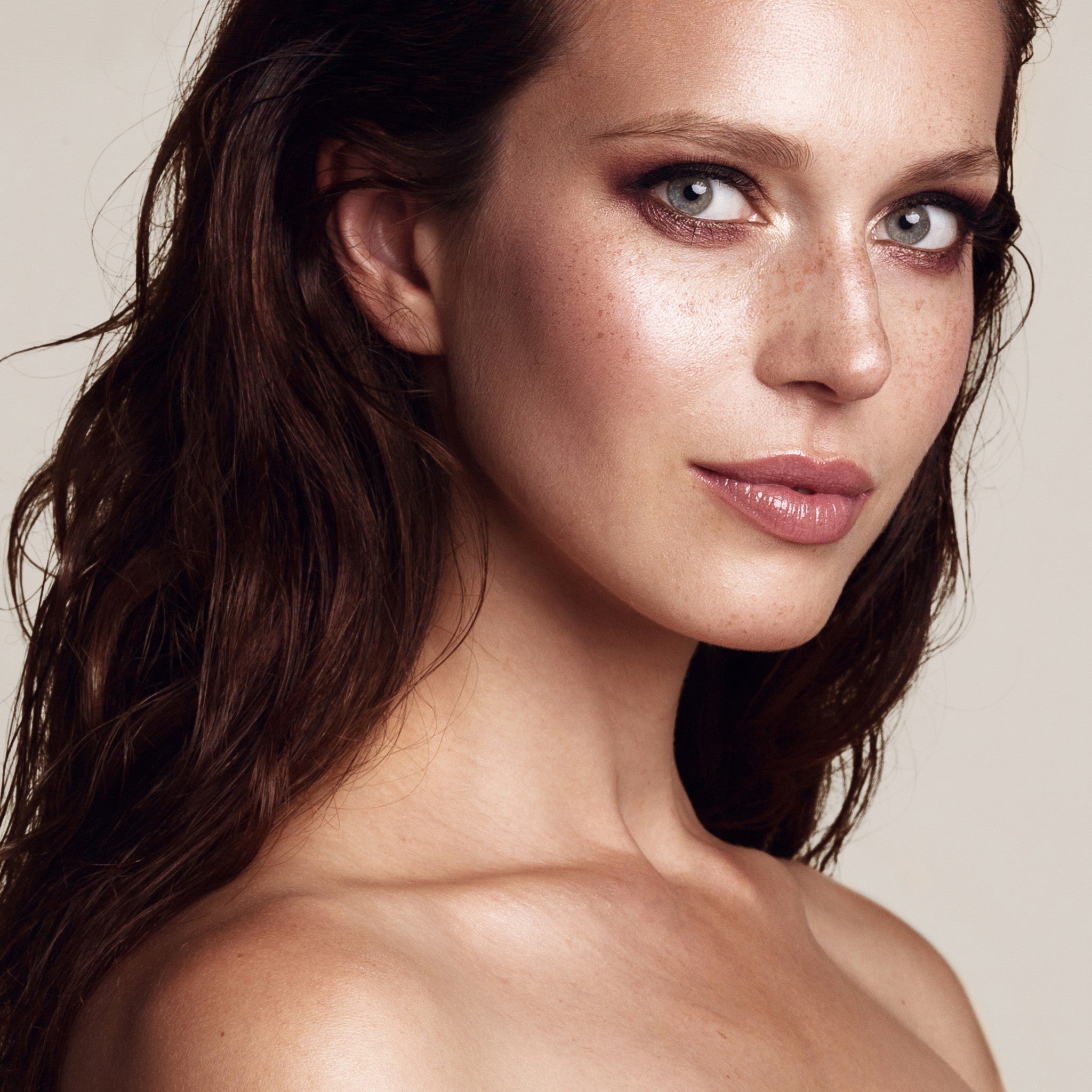 Radiant Face & Body Highlighter with SPF 15 - Natural Glow Enhancer for Sun-Kissed Makeup Looks | Perfect for Beach Days & Summer Festivals