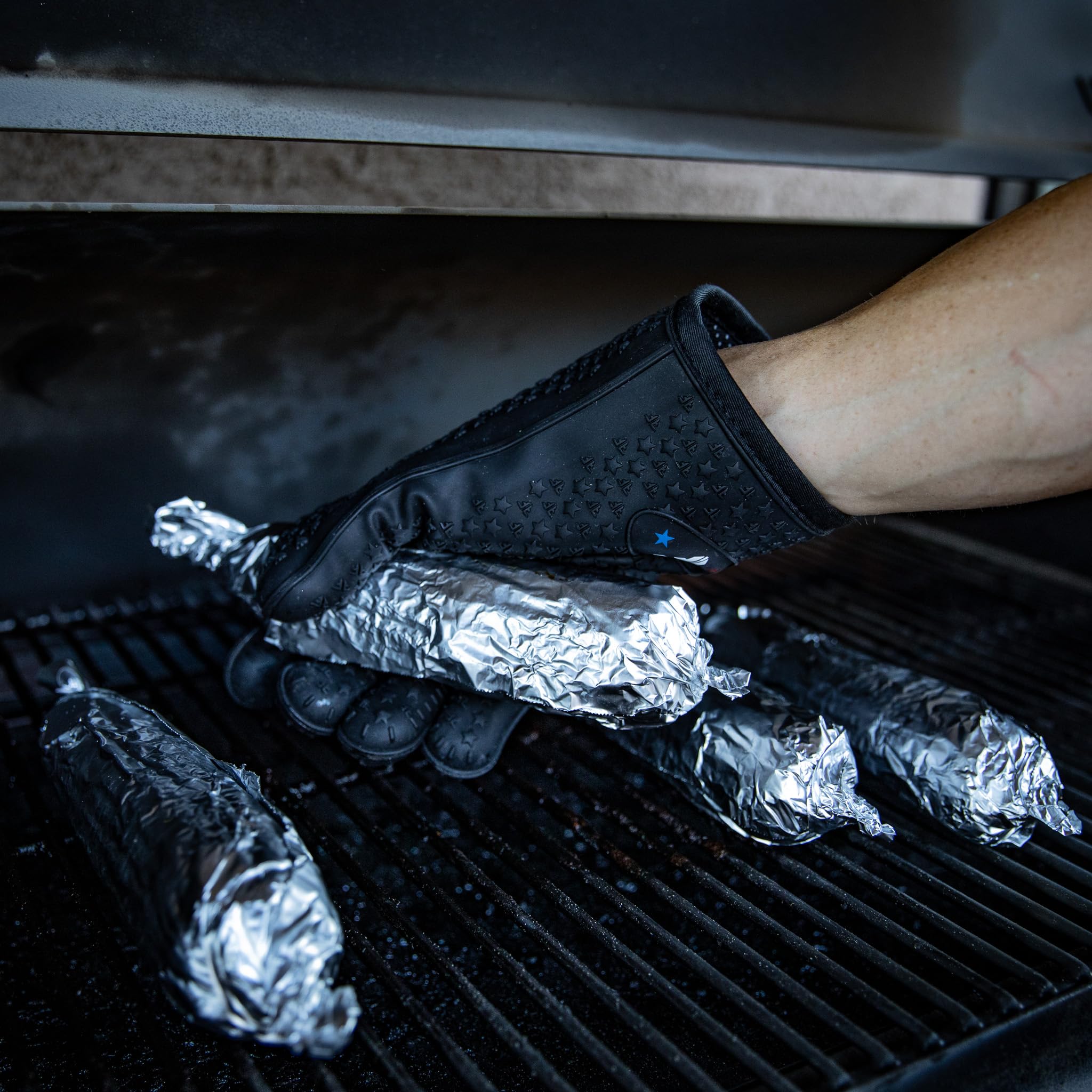 Heat Resistant Silicone Oven Mitts & BBQ Gloves - Waterproof, Easy Clean Cooking Gloves for Grilling, Baking, Smoker Pit & Kitchen Use - Perfect for Outdoor BBQ, Camping & Home Cooking (Black)