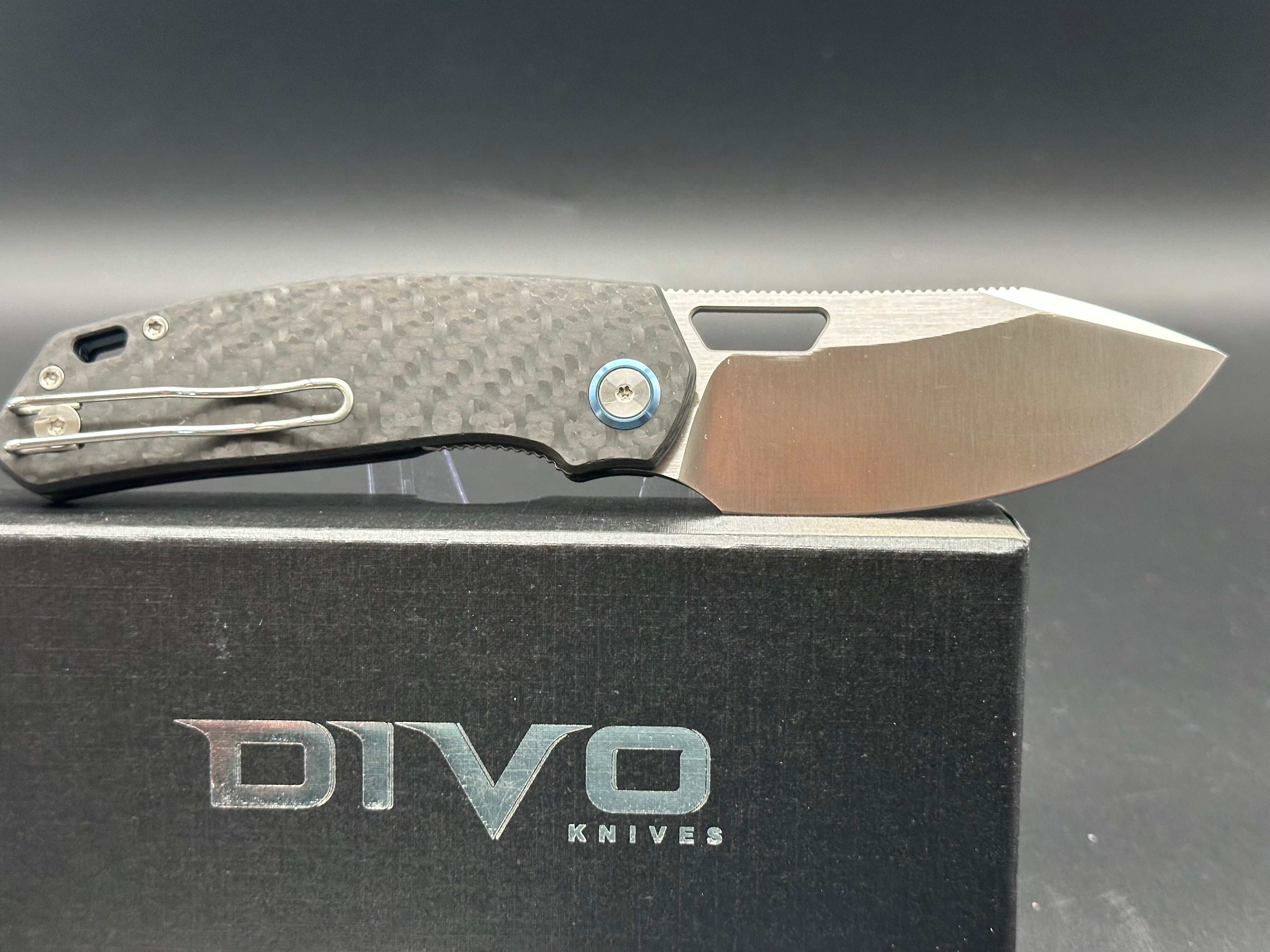 Divo Growler 2 Carbon Fiber Water Bottle - Insulated Stainless Steel Beer Growler with Leakproof Lid - Perfect for Camping, Hiking & Outdoor Adventures