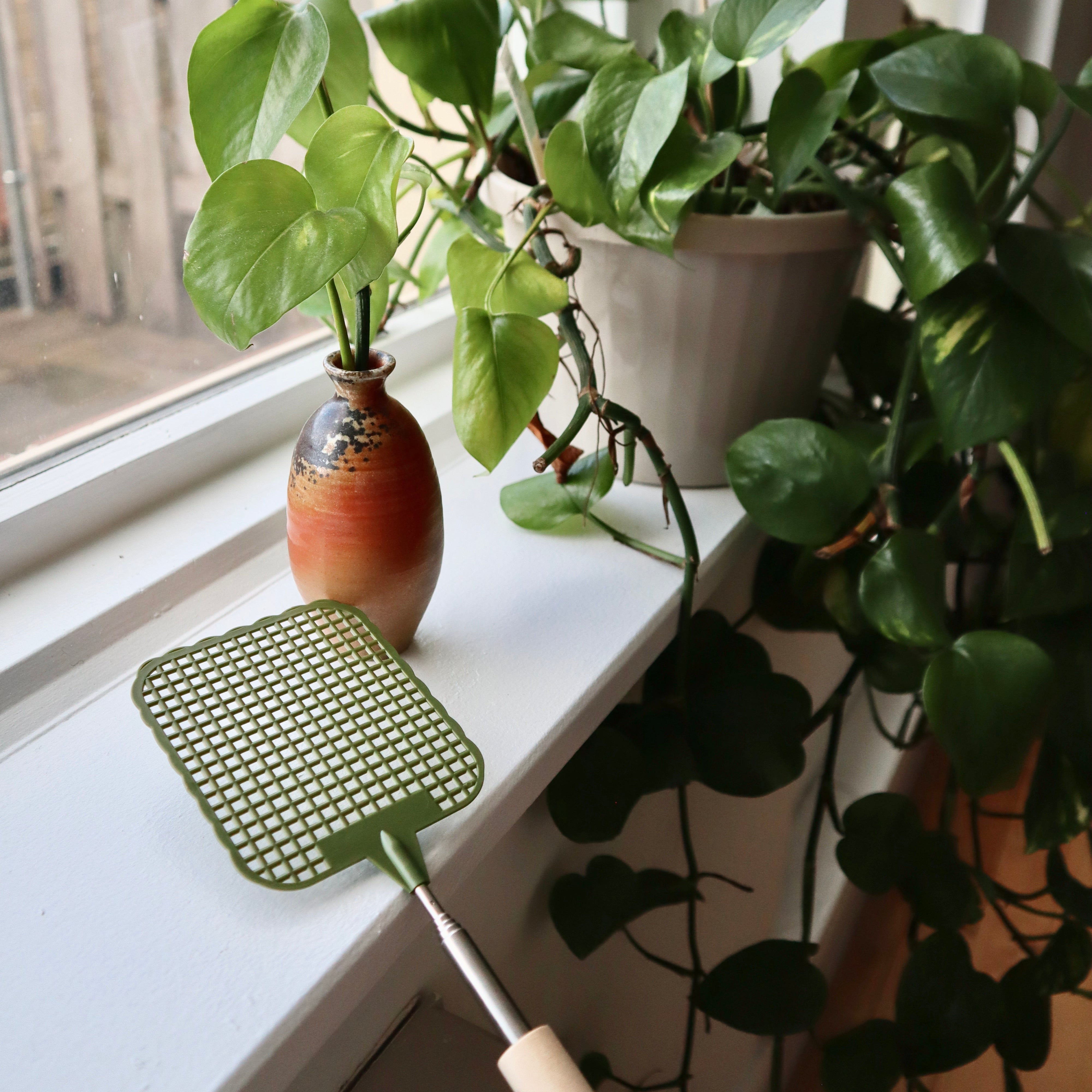 Extendable Telescopic Fly Swatter - Adjustable Length Bug Zapper for Indoor & Outdoor Use - Perfect for Home, Patio, and Camping