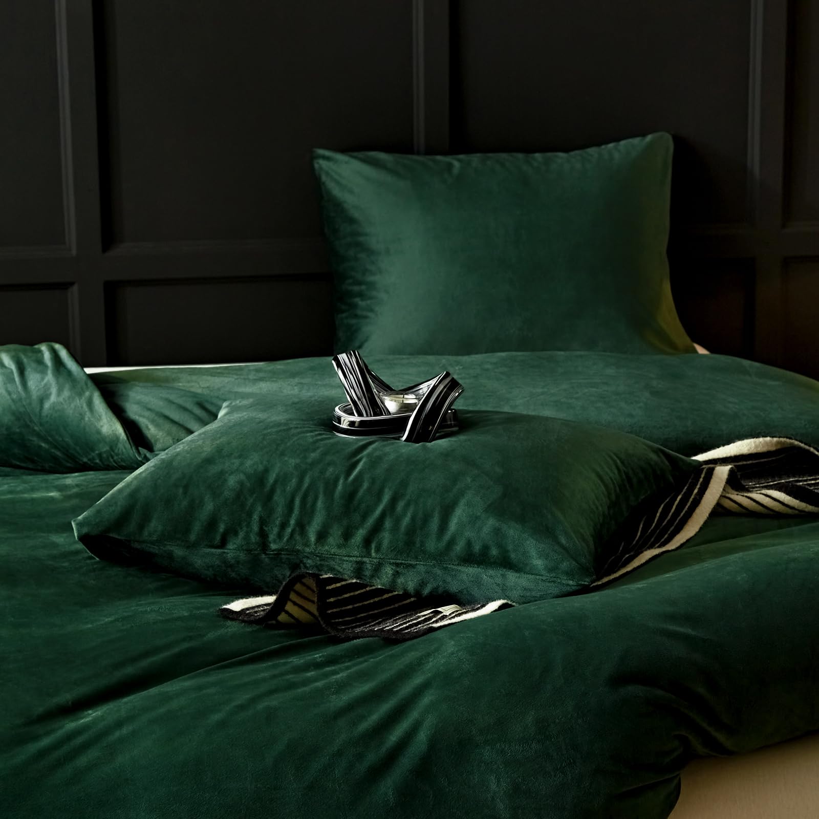 WARMDERN Emerald Green Velvet Duvet Cover Queen Size - Ultra Soft Luxury Flannel Bedding Set (3pc) with Zipper Closure - Modern Textured Crystal Velvet Comforter Cover for Cozy Bedroom Decor - Perfect for Master Bedroom, Guest Room & Winter Warmth