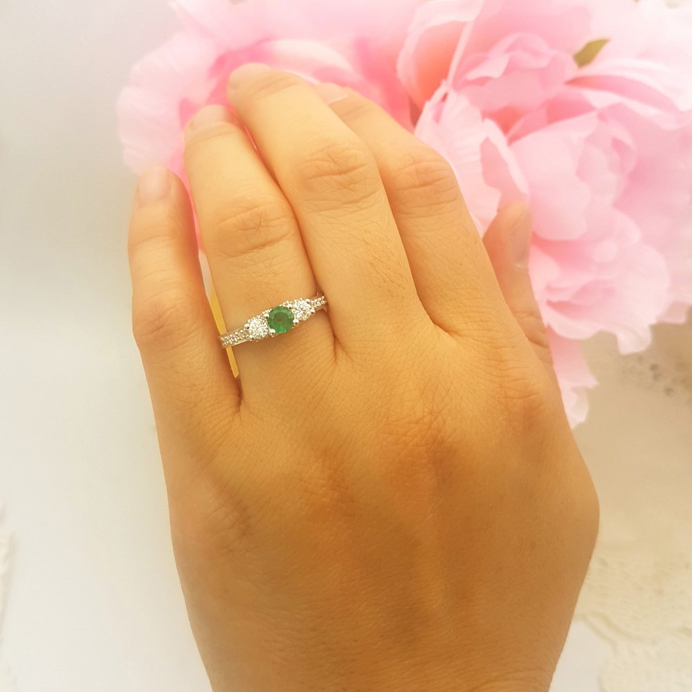 Dazzlingrock Collection 14K Solid White Gold Round White Diamond & Emerald 3-Stone Women's Bridal Engagement Ring – Perfect for Proposals, Weddings & Anniversary Gifts