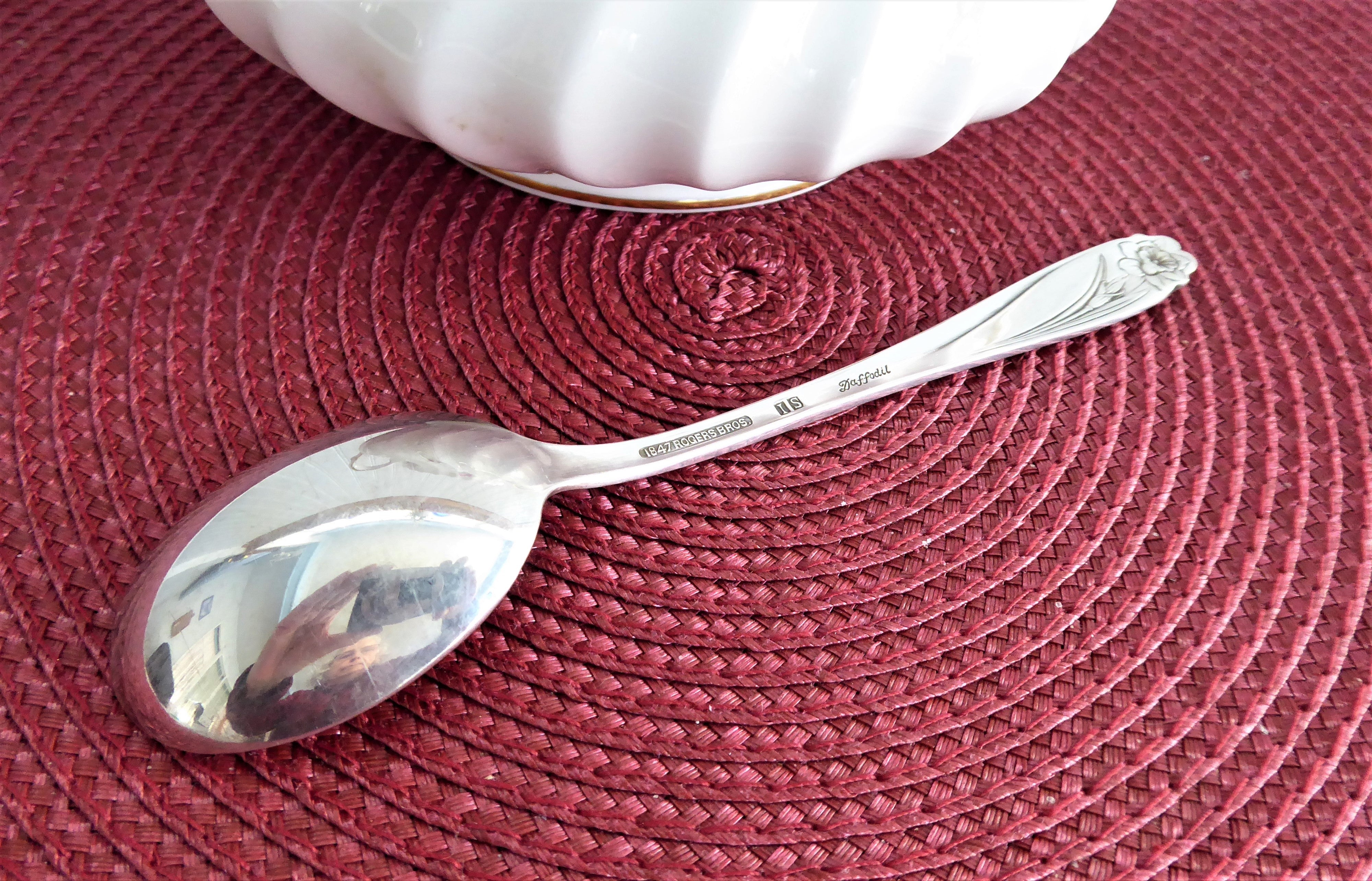 Vintage 1950s Daffodil Rogers 1847 USA Sugar Spoon - Antique Silver Sugar Shell by International Silver - Perfect for Tea Parties, Coffee Service & Collectible Display