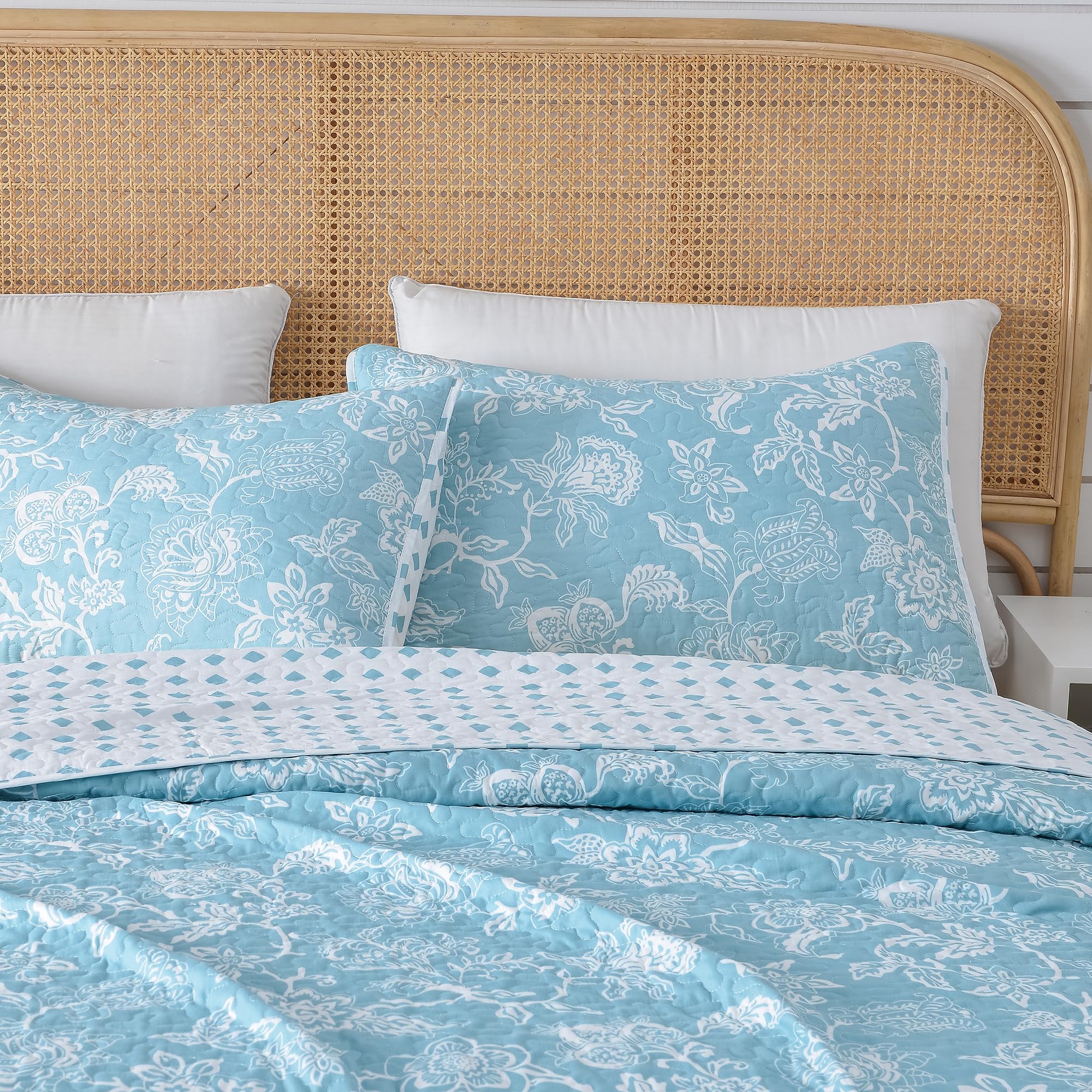 Great Bay Home Floral King Quilt Set with Shams - Delicate Blue Floral Bedding Set | All-Season Lightweight Reversible Bedspread | Farmhouse Style Comfort for Master Bedroom, Guest Room & Cozy Retreats (King, Emma)