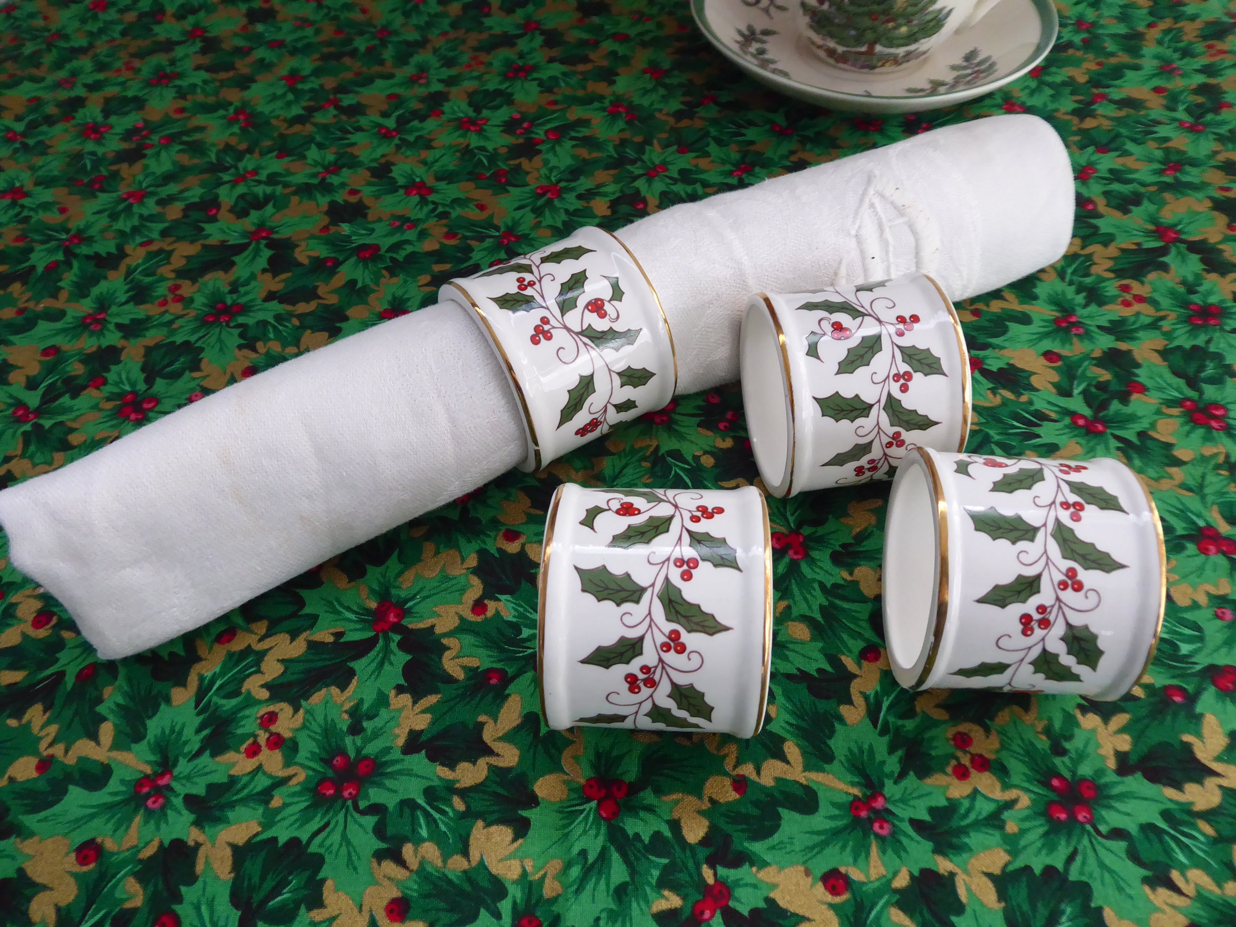 Christmas Holly Napkin Ring Set of 4 - White Ceramic Holiday Table Decor with Red, Green & Gold Accents - Perfect for Christmas Dinner, Holiday Parties & Festive Table Settings