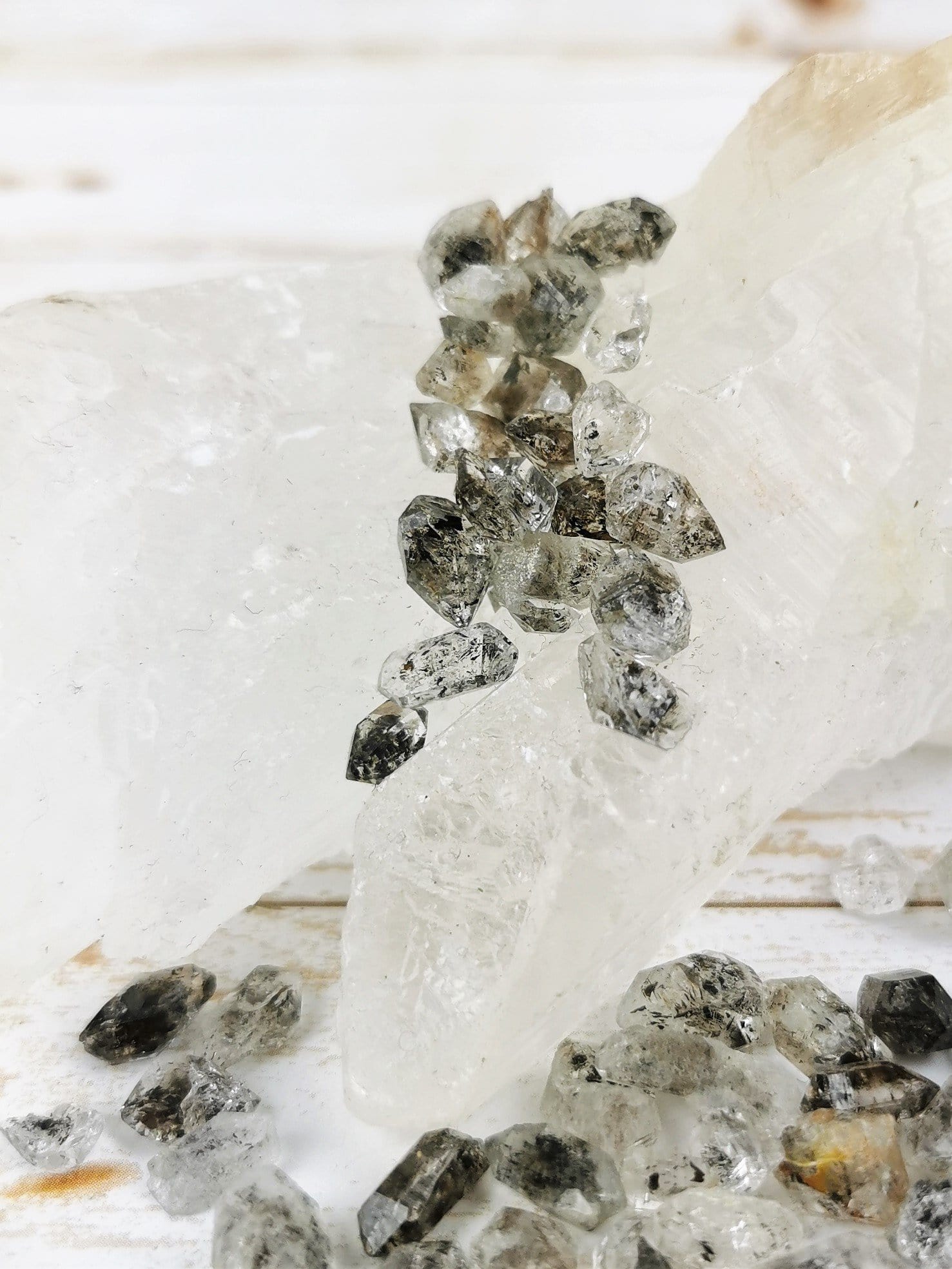 14-Piece Small Petroleum Quartz Crystal Set - Healing Stones for Meditation, Reiki, and Energy Work - Perfect for Home Decor, Gifts, and Spiritual Practices
