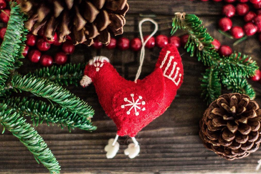 Handmade Hen Ornament - Cute Farmhouse Decor for Kitchen, Garden & Easter - Perfect for Home, Farm & Seasonal Decorations