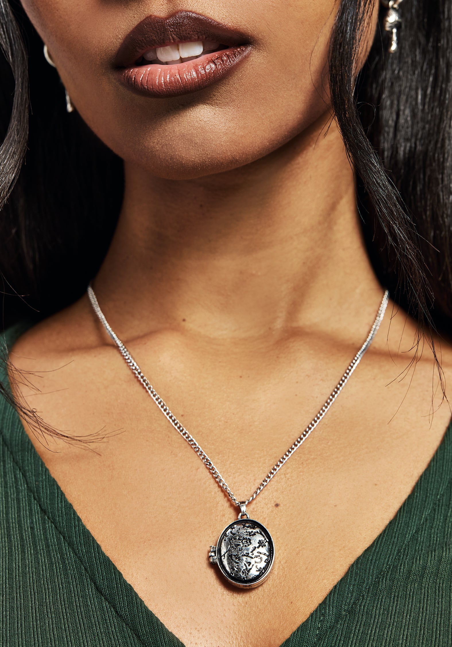 Cerelia Engraved Heart Locket Necklace for Women - Personalized Photo Pendant Jewelry Gift for Mom, Wife, Daughter - Perfect for Anniversaries, Birthdays & Valentine's Day