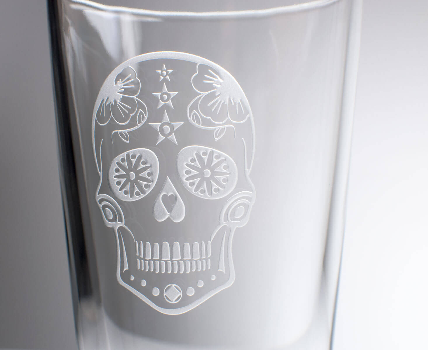 Sugar Skull 16oz Beer Pint Glass Set of 4 - Day of The Dead Themed Barware for Halloween, Cinco de Mayo & Mexican Fiesta Party Decor