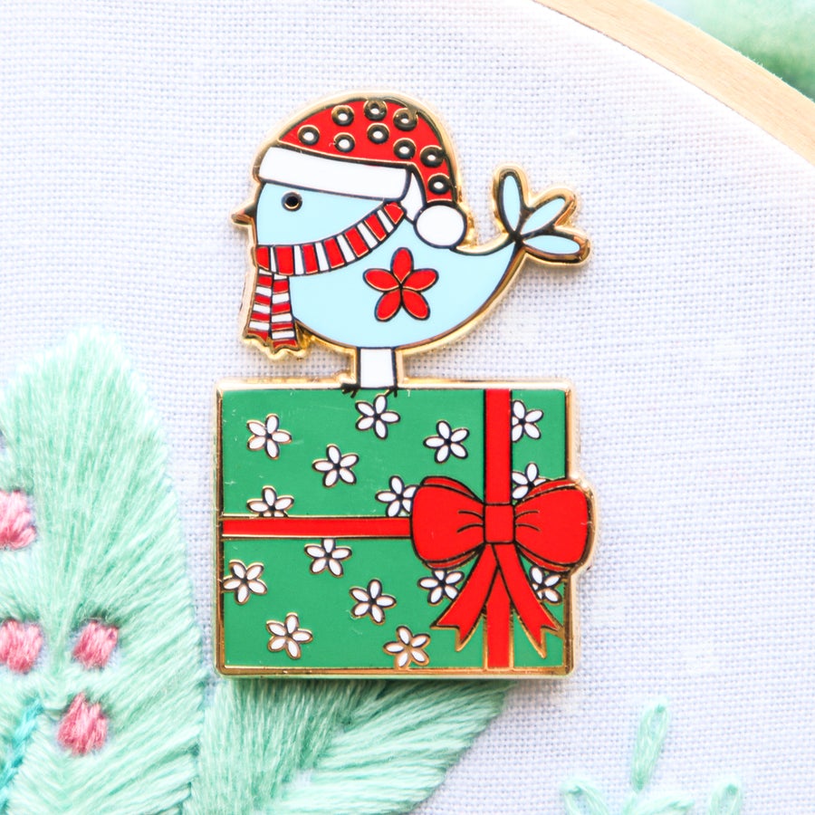 Christmas Bird Needle Minder - Magnetic Pin Cushion for Sewing, Quilting & Embroidery - Perfect Holiday Craft Accessory for Needlework & Fabric Projects