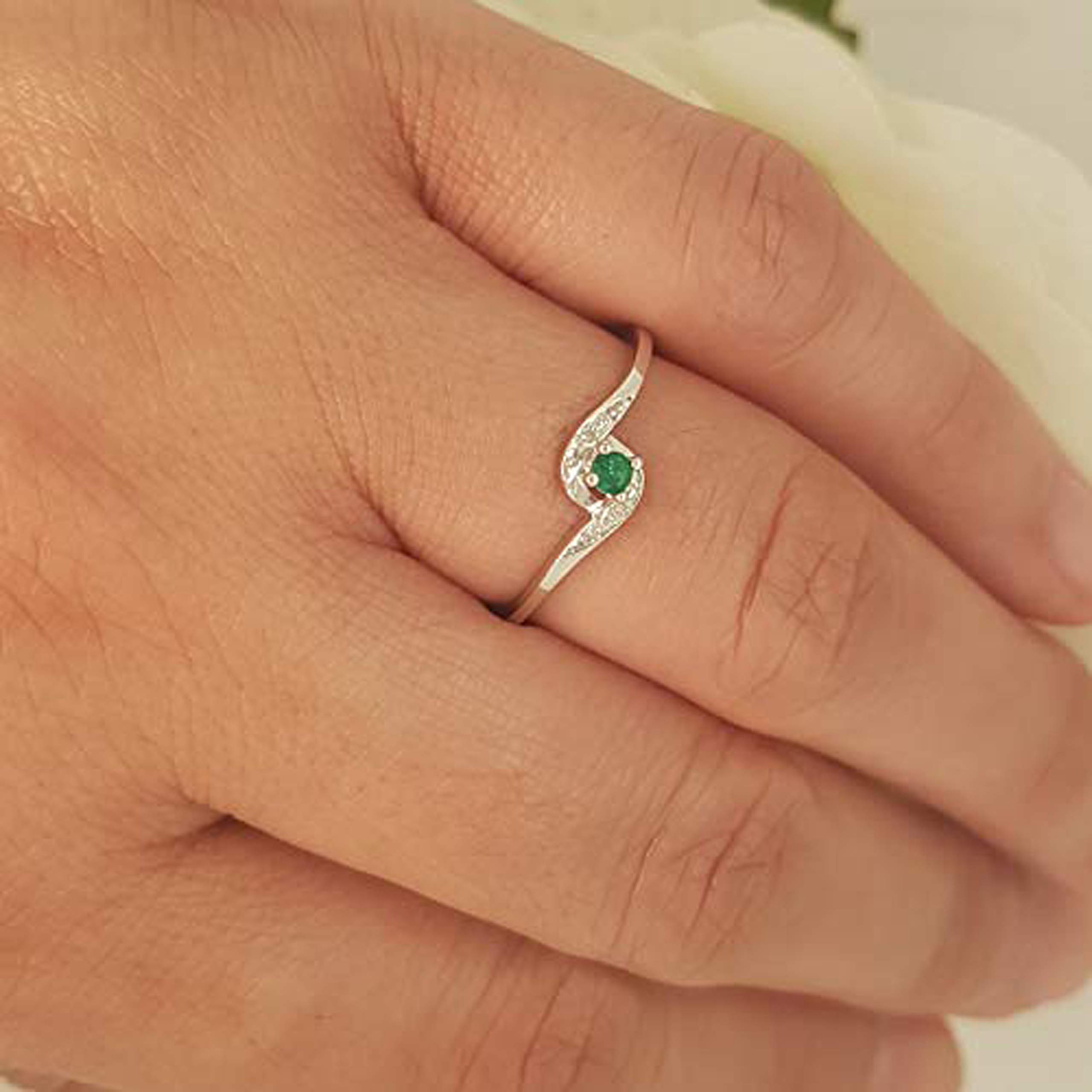 Dazzlingrock Collection 10K White Gold Round Cut White Diamond & Emerald Women's Bridal Engagement Ring – Perfect for Proposals, Anniversaries & Special Occasions