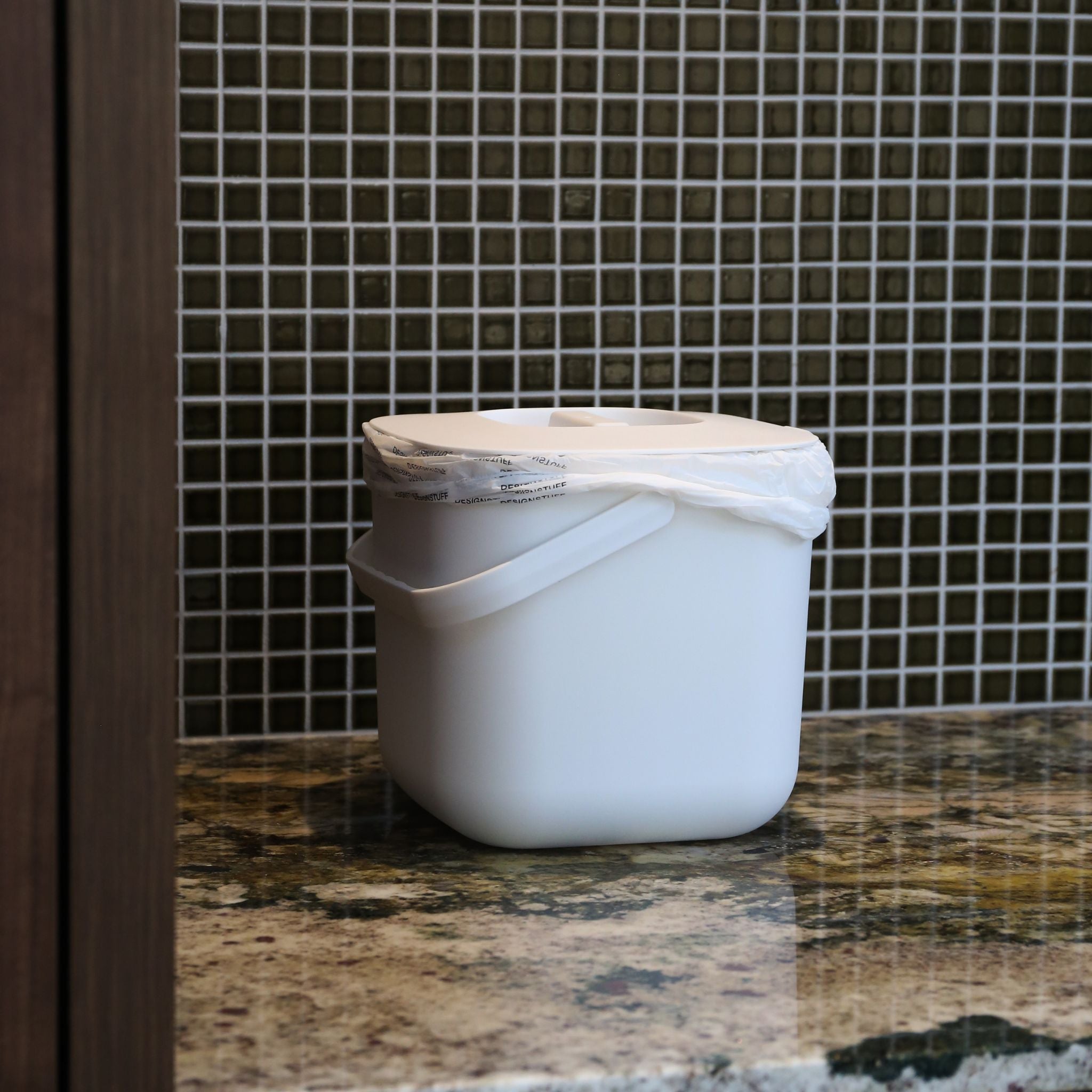 DESIGNSTUFF 7L White Compost Bin for Kitchen Countertop - Odor-Free Organic Waste Composter for Eco-Friendly Home & Garden Use