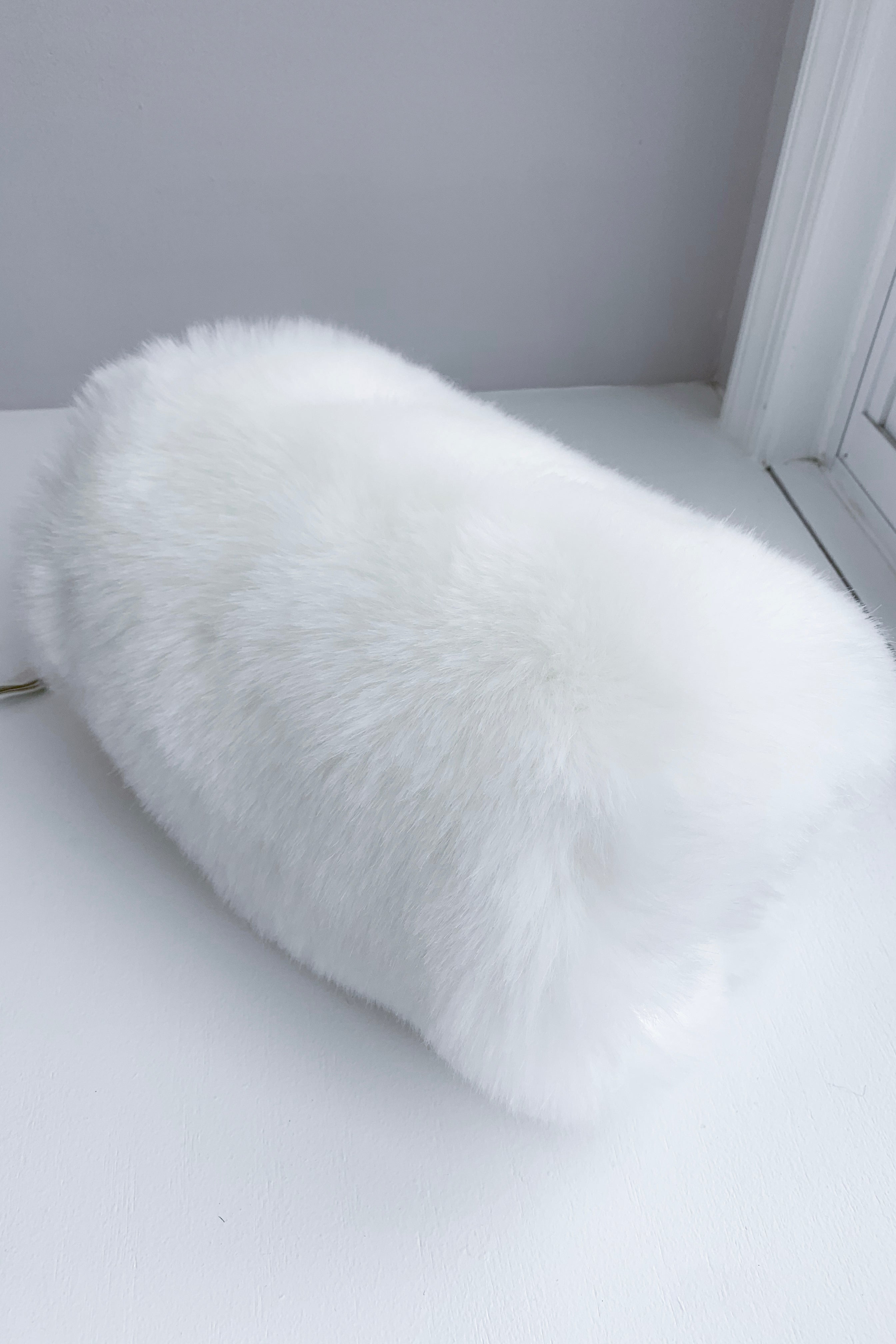 Cozy Faux Fur Muff with Phone Pocket & Handle - Winter Hand Warmer for Women, Phone Holder Accessory for Outdoor Activities, Commuting, and Cold Weather Fashion